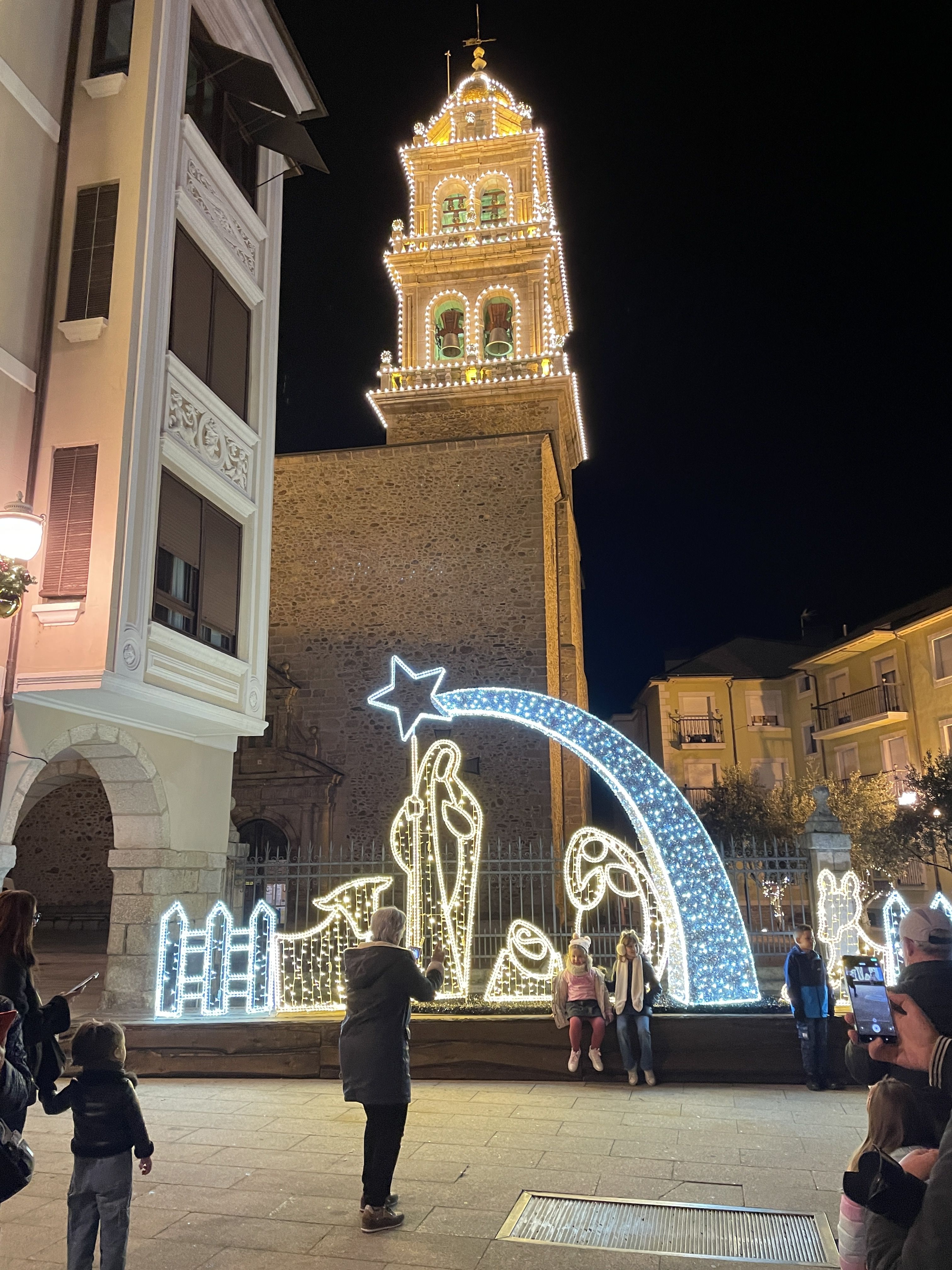 Iluminación navideña en Ponferrada. | JAVIER FERNÁNDEZ