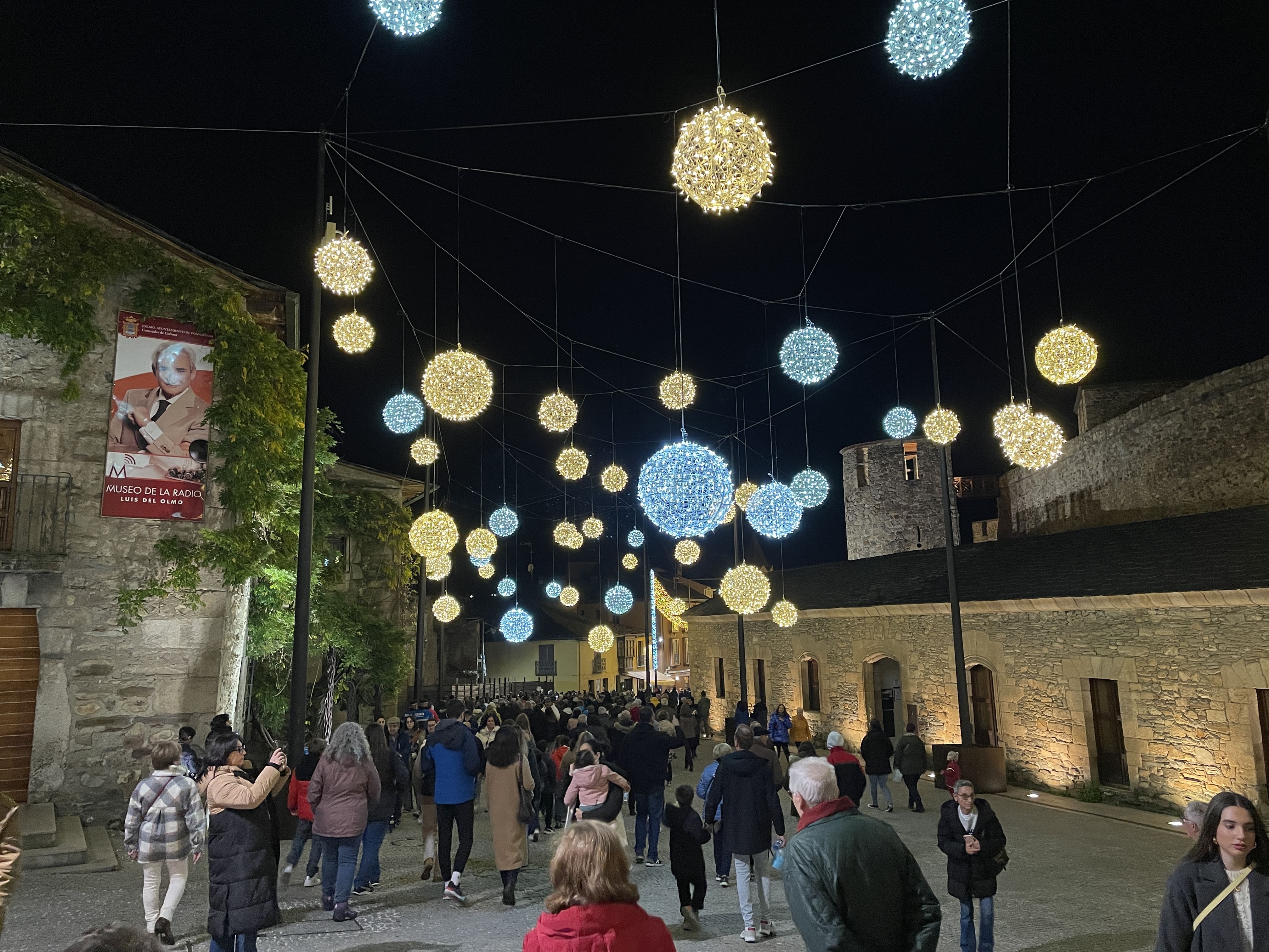 Iluminación navideña en Ponferrada. | JAVIER FERNÁNDEZ