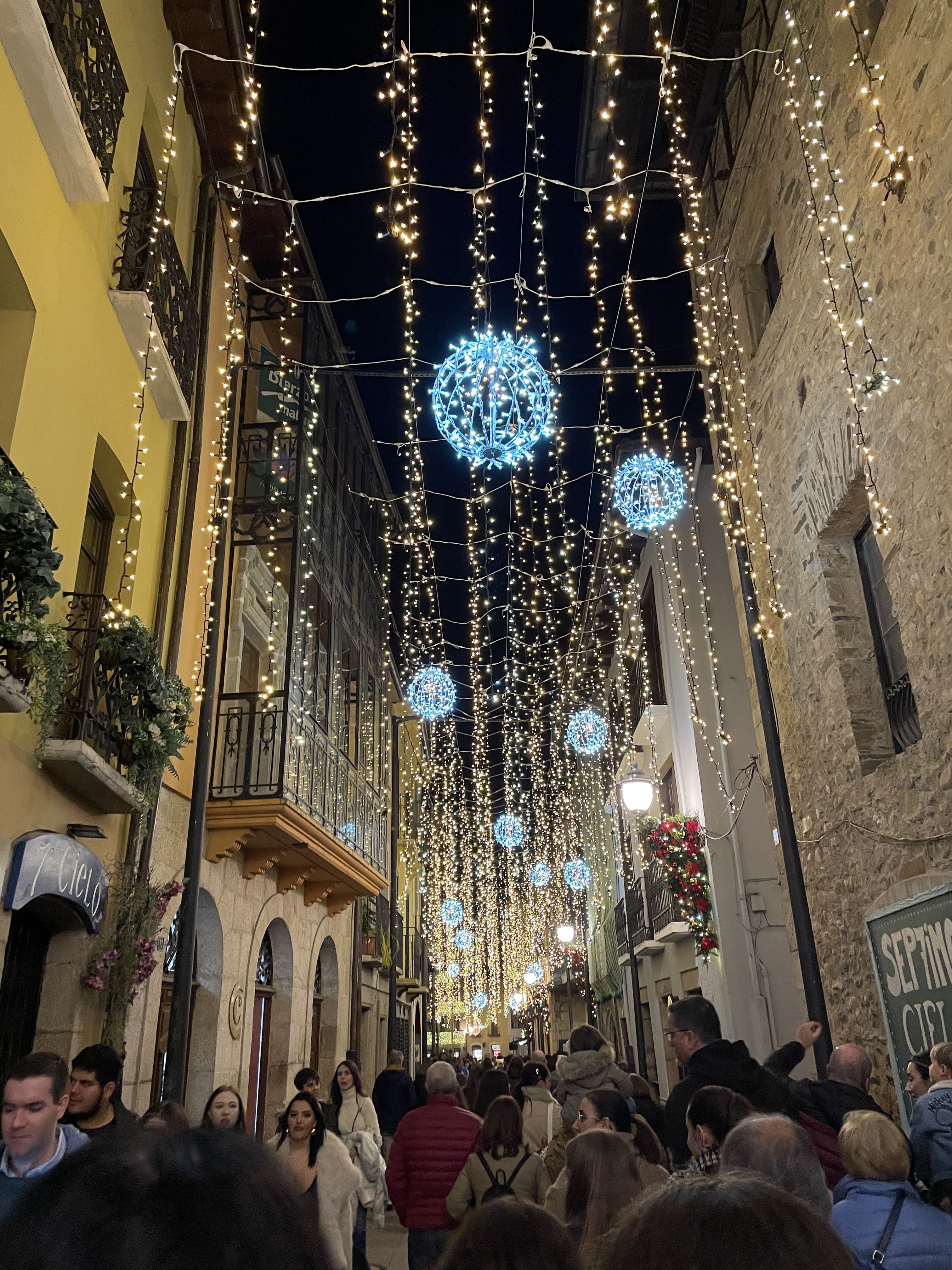 Iluminación navideña en Ponferrada. | JAVIER FERNÁNDEZ