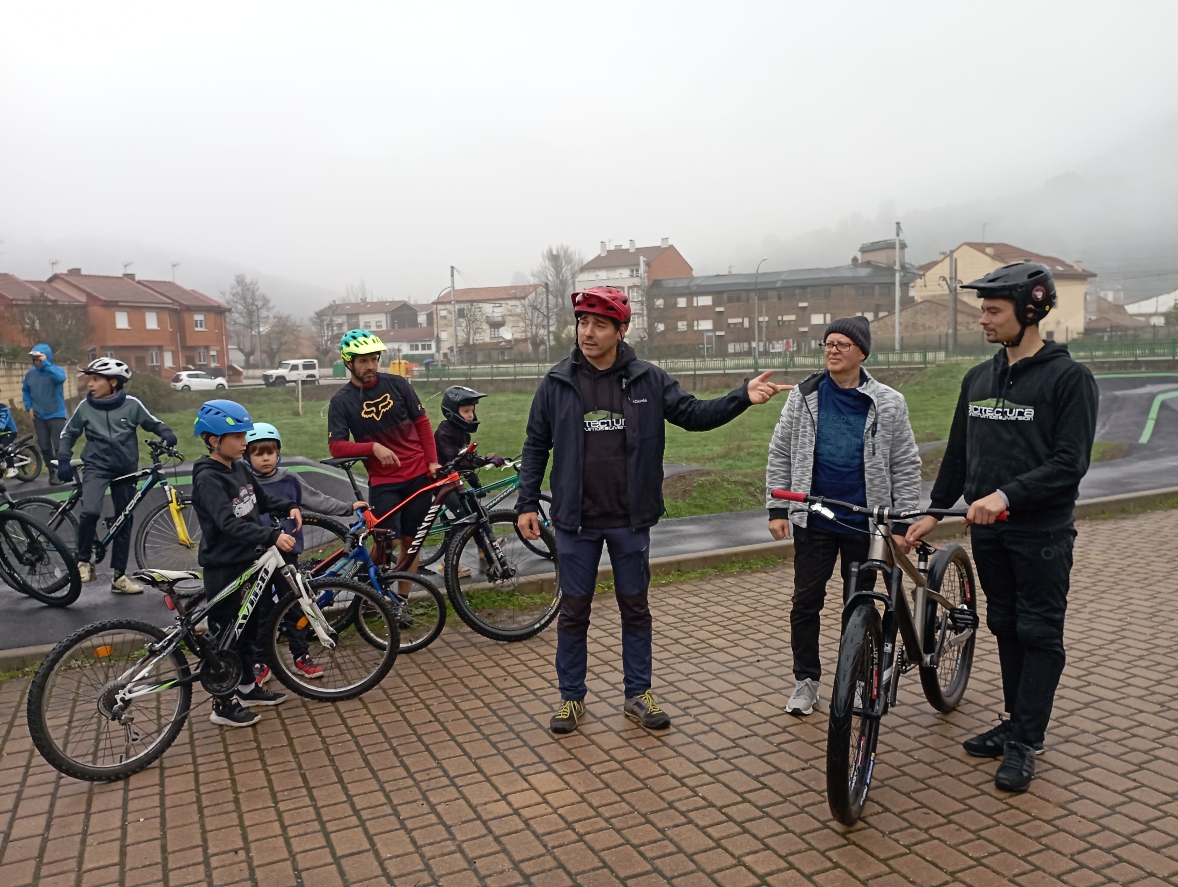 Un momento de la inauguración de la pista de pump track en La Pola. | E. NIÑO