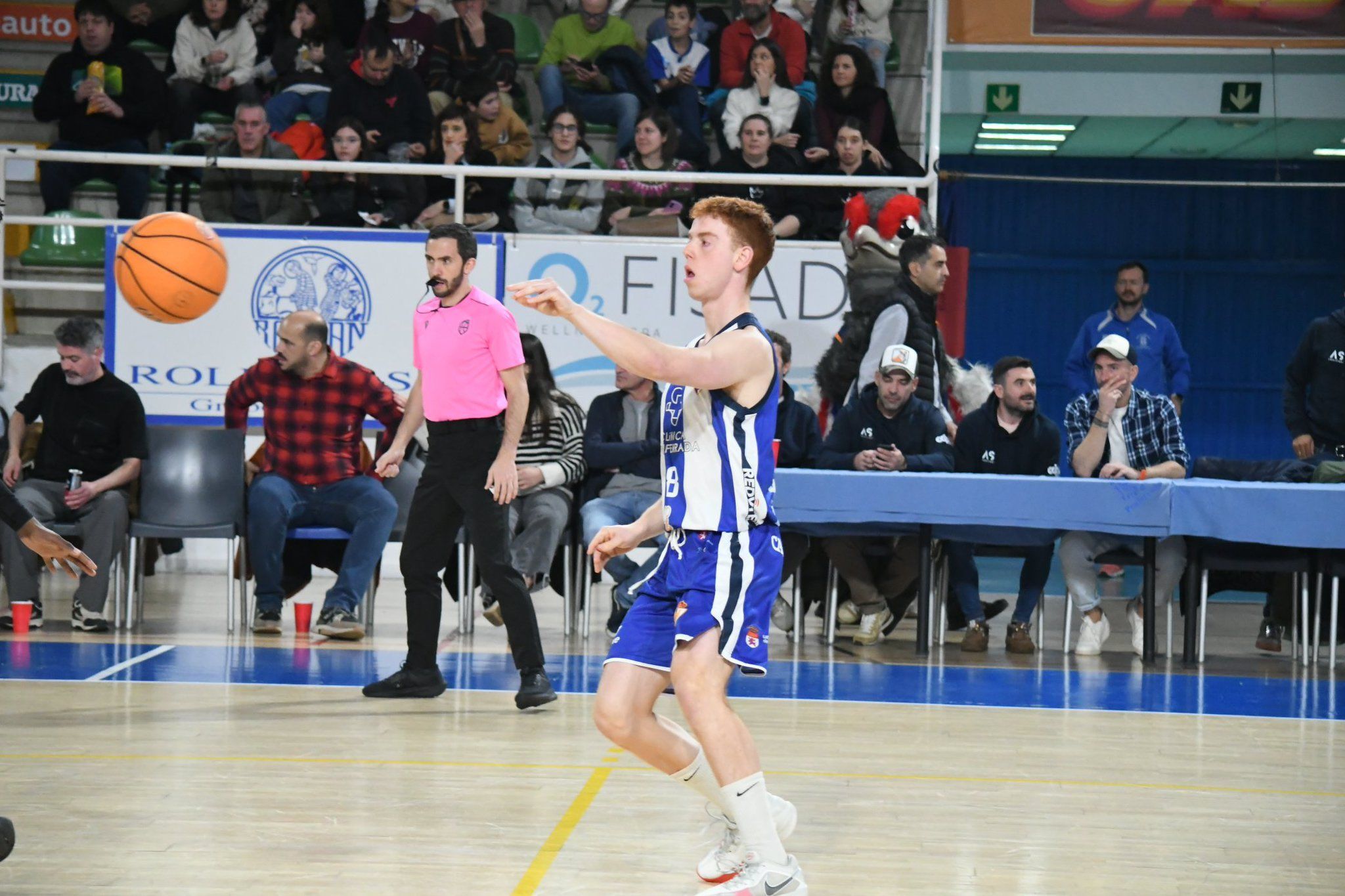 Moncanut da un pase durante un instante del encuentro. BALONCESTO SDP