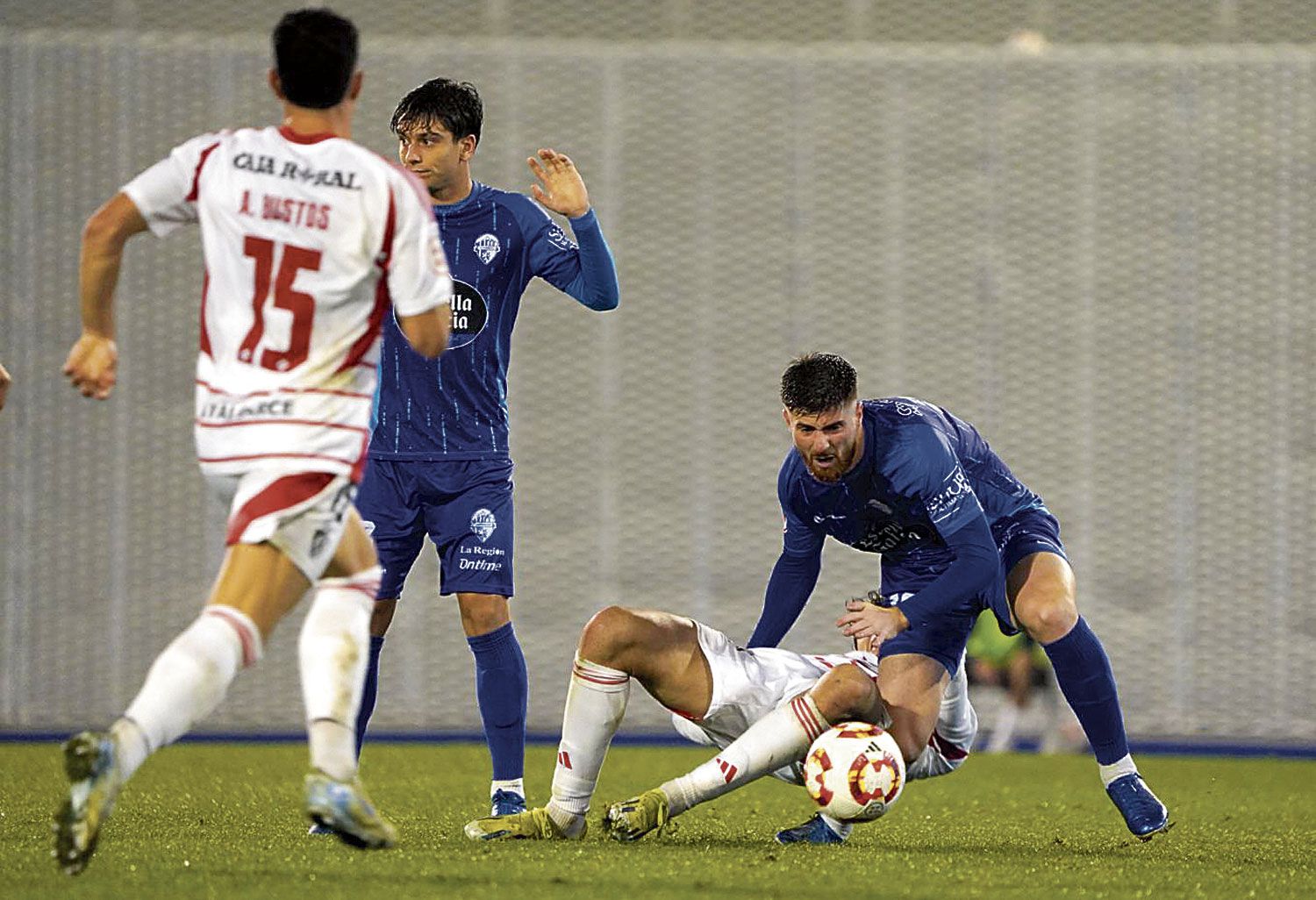 Yeray es derribado por los defensores del Ourense. | OURENSECF