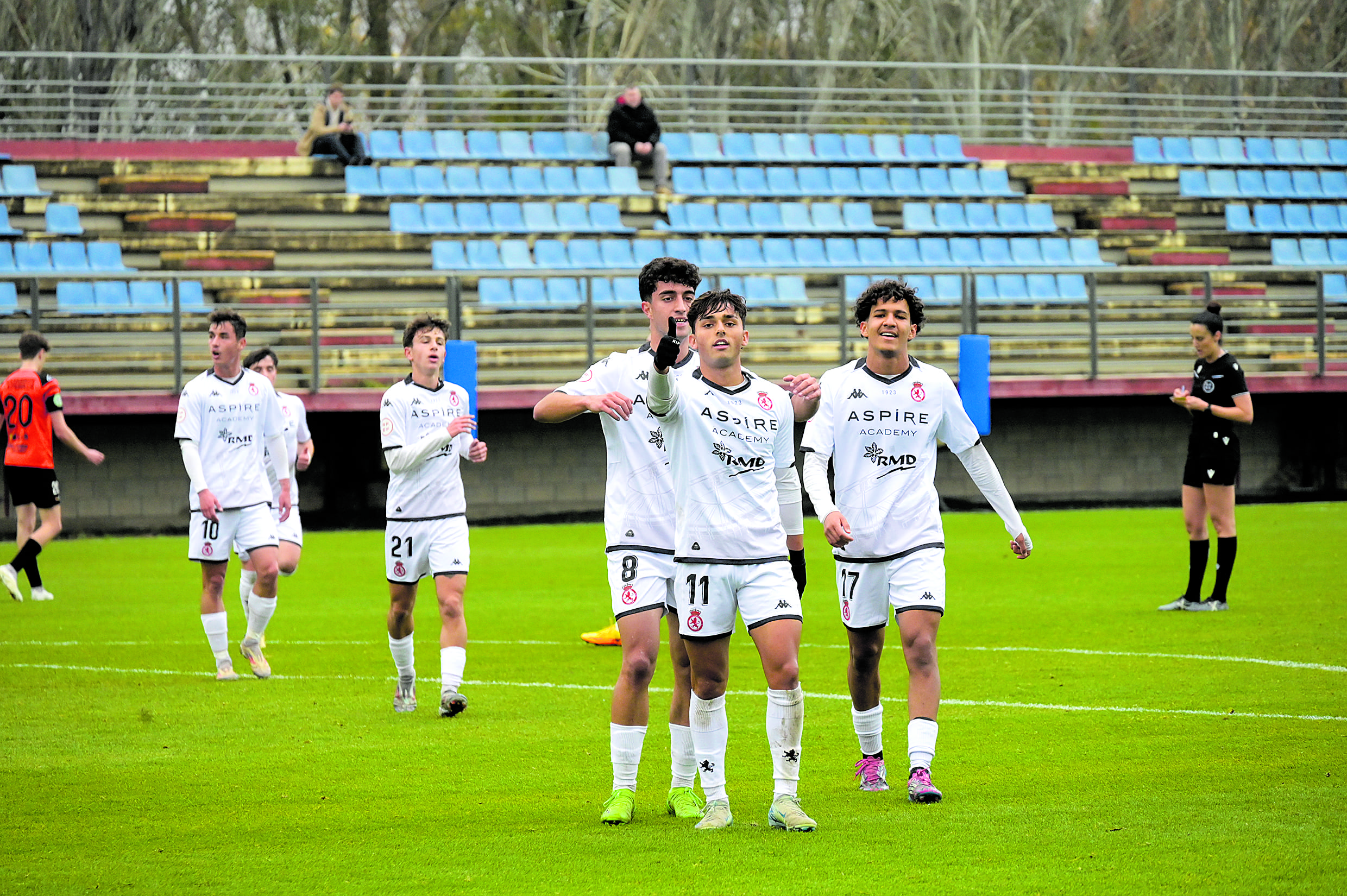 El Júpiter celebra el gol ante el Ciudad Rodrigo, pero no pudo llevarse la victoria. MAURICIO PEÑA