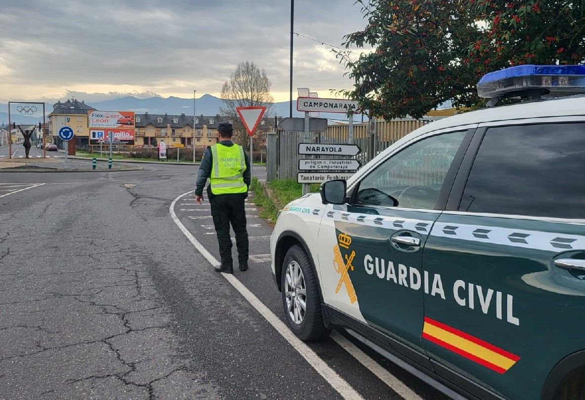 Imagen de archivo de un control en la rotonda de acceso a Camponaraya. | Guardia Civil