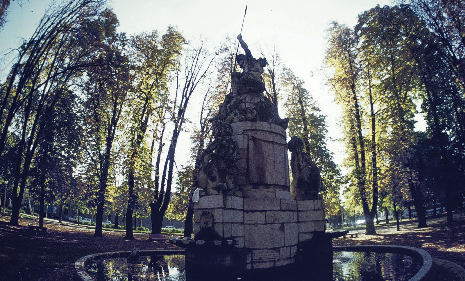 Imagen de la fuente de Neptuno en el Parque San Francisco. | FERNANDO RUBIO