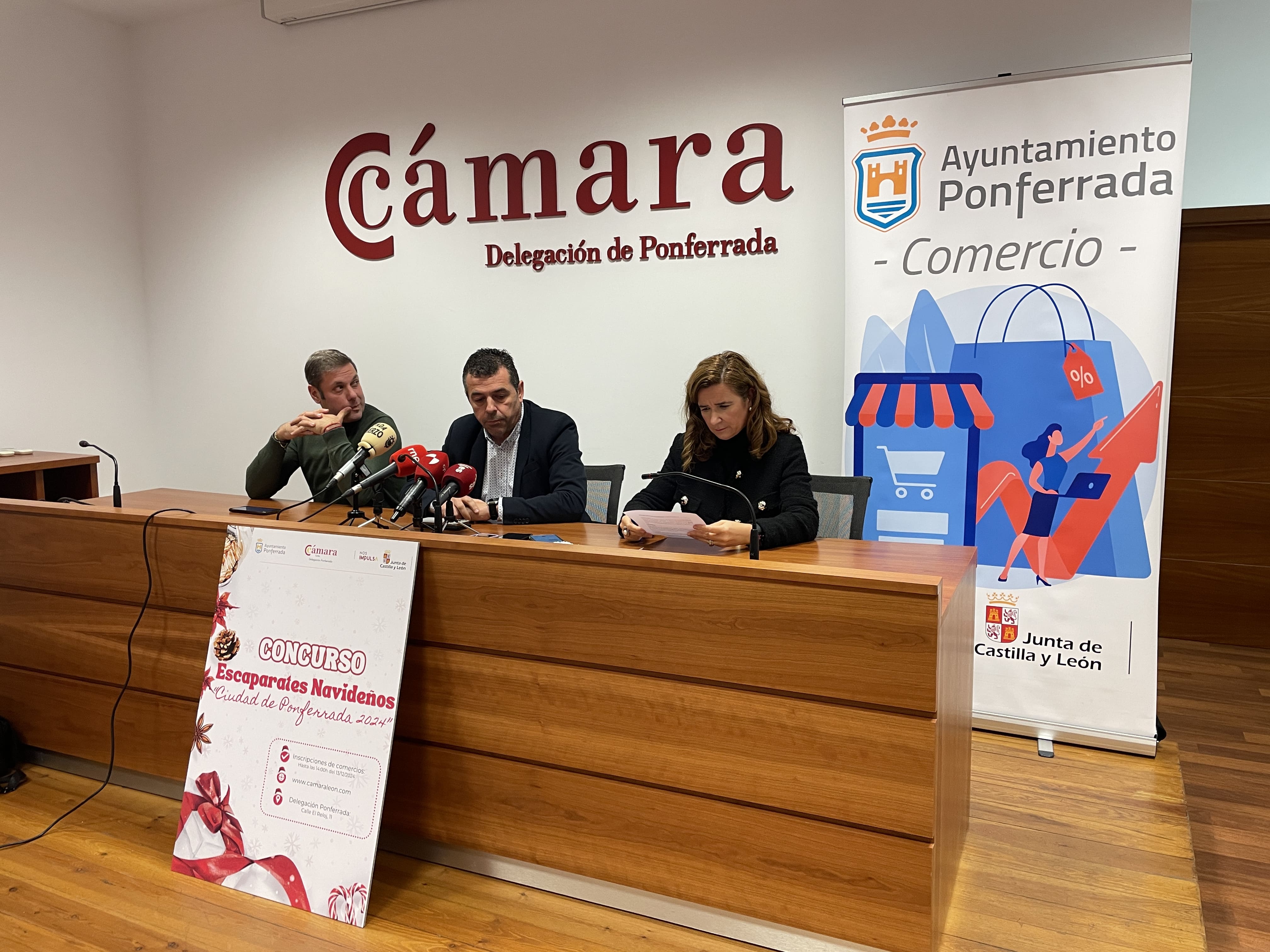 Presentación de la nueva edición del certamen de escaparates navideños de Ponferrada. | JAVIER FERNÁNDEZ