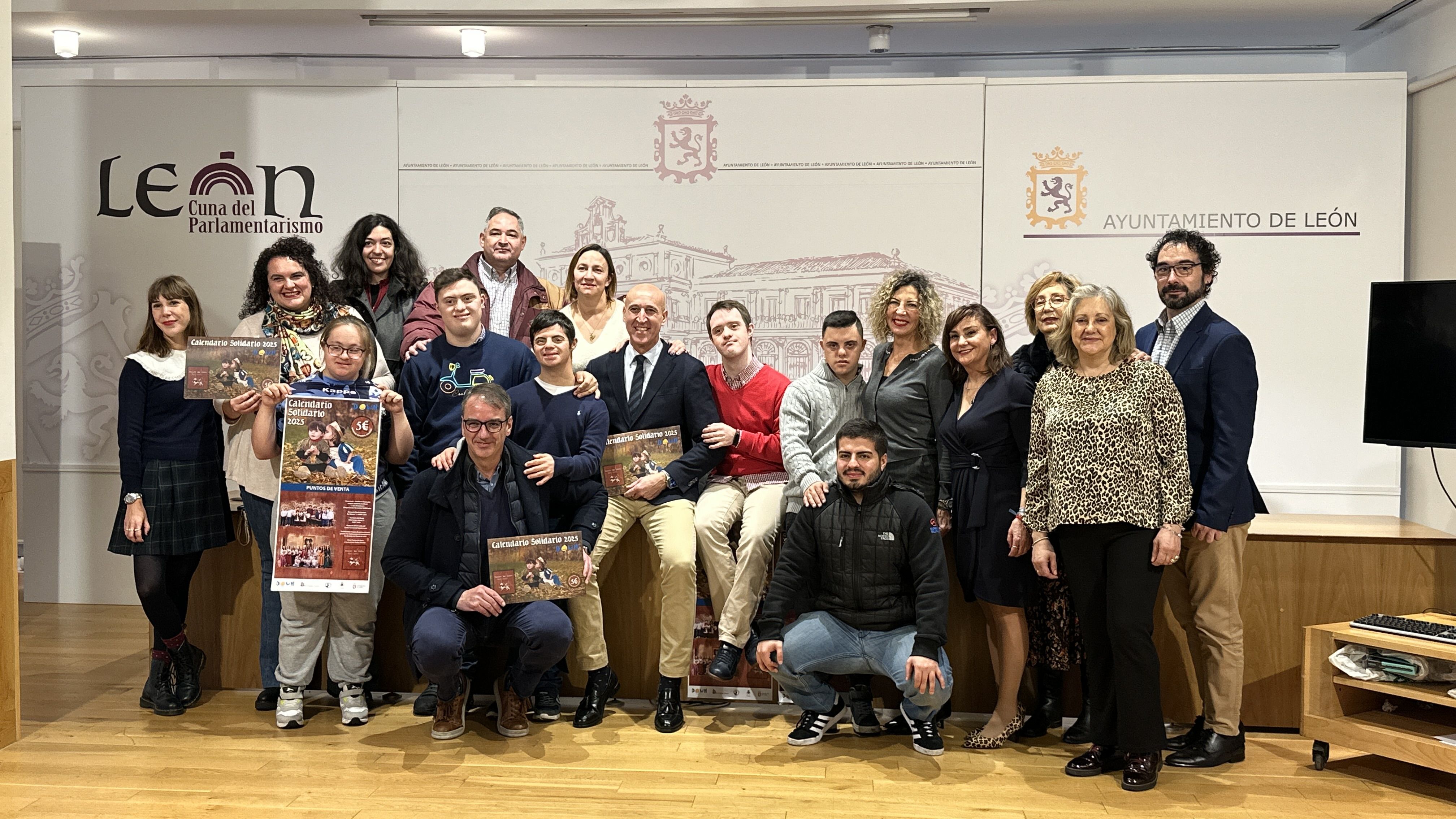 Foto de familia de los participantes en la presentación del calendario de Amidown. | LNC