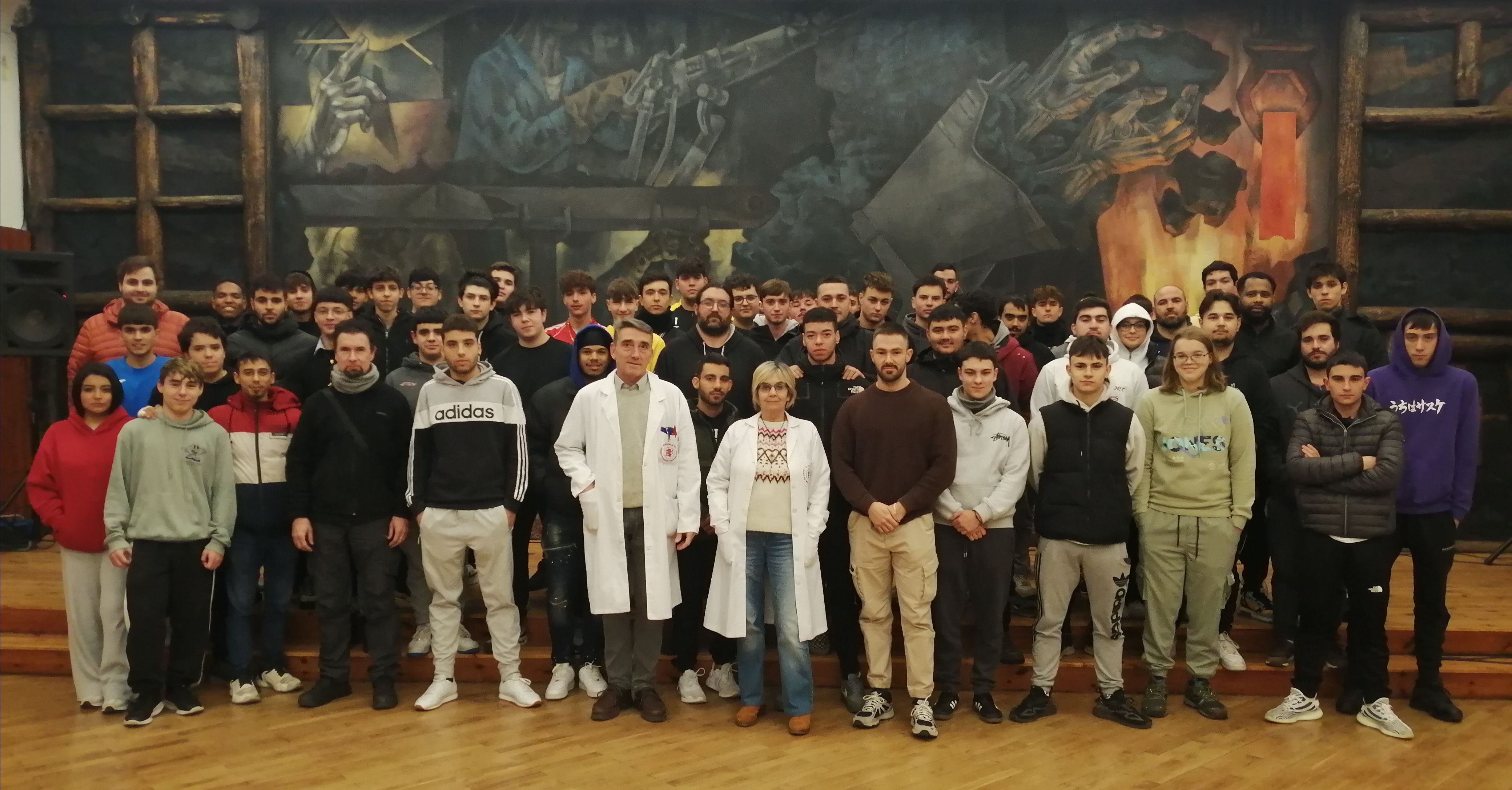 Foto de los alumnos y docentes que van a realizar los dos proyectos premiados por Aula Empresa. 