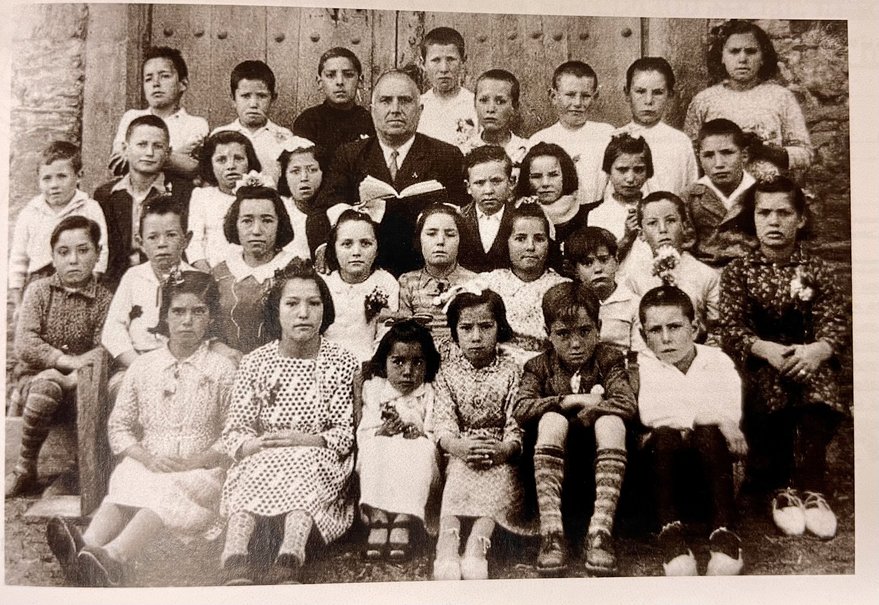 La escuela de Congosto en la década de los cuarenta, con su maestro.