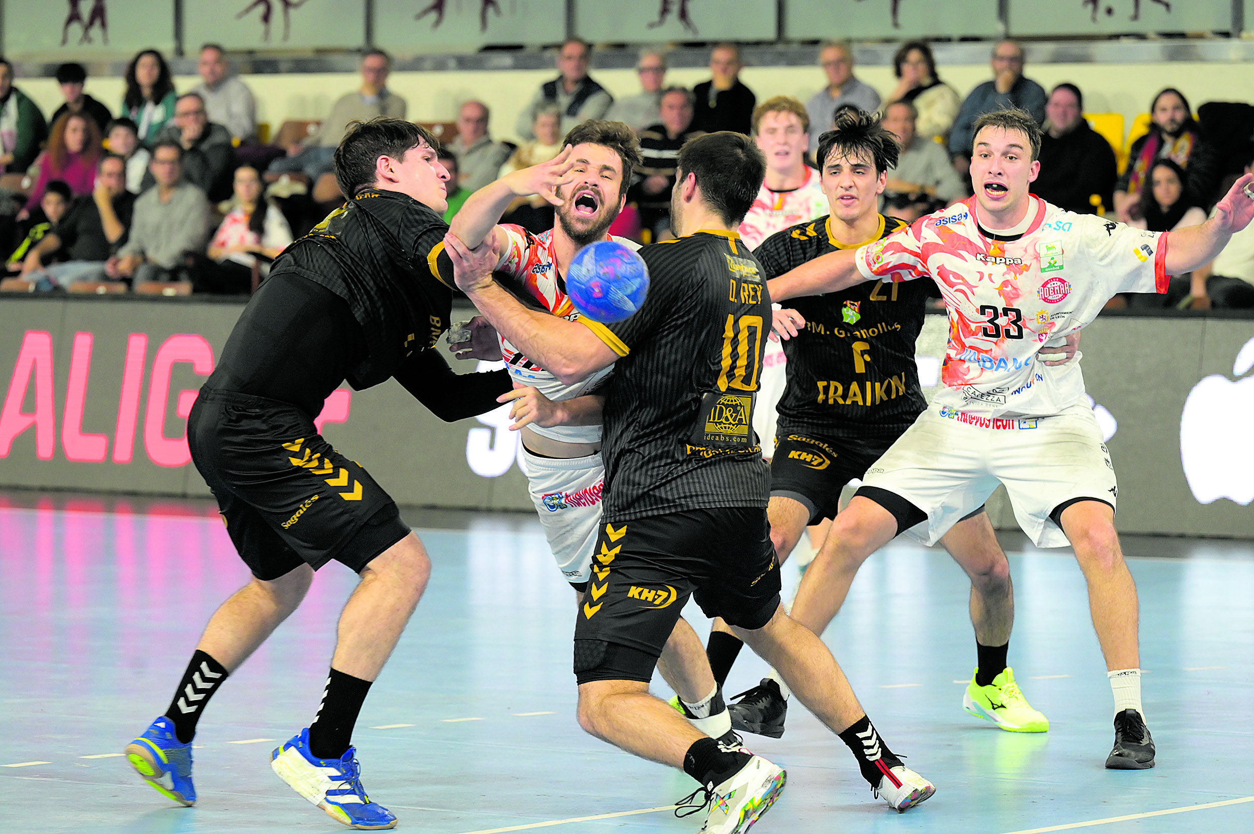 Rodrigo intenta dar un pase a Alberto durante el partido frente al Granollers. | MAURICIO PEÑA