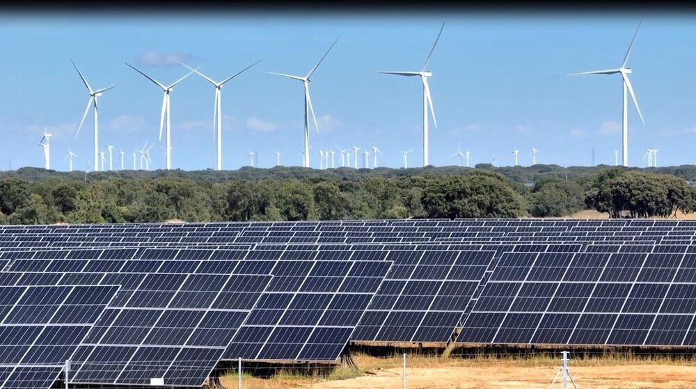 Imagen de archivo de un parque eólico y otro fotovoltaico. | E.P.