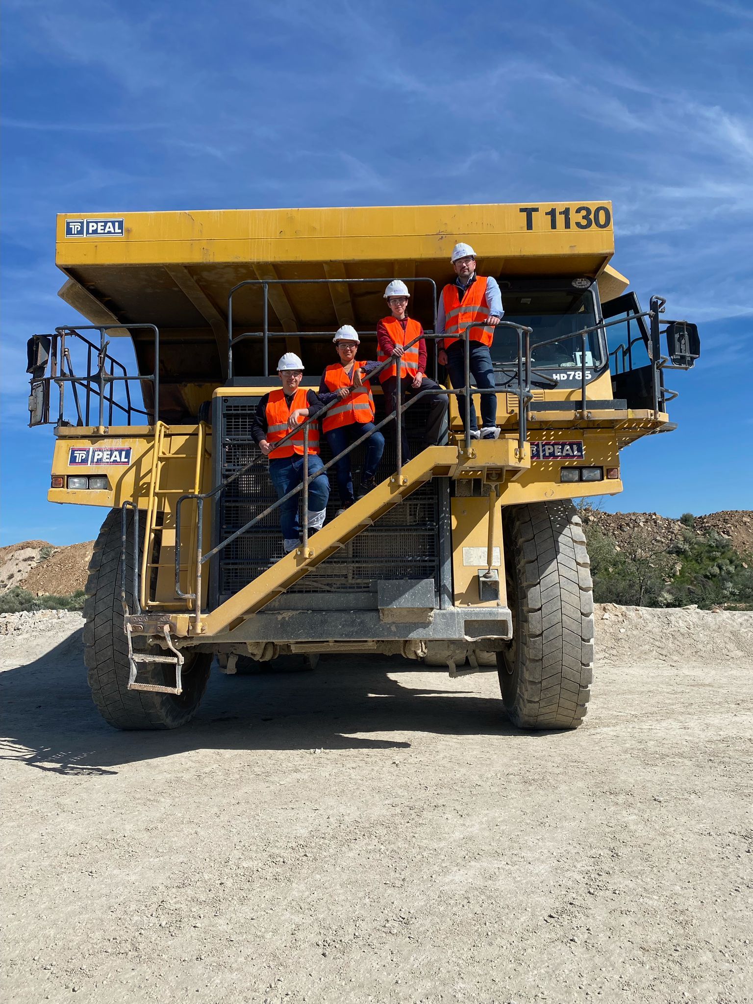 Equipo de ICAMCYL en trabajos de campo de proyectos internacionales en las instalaciones de la mina de tungstenos de Saloro.