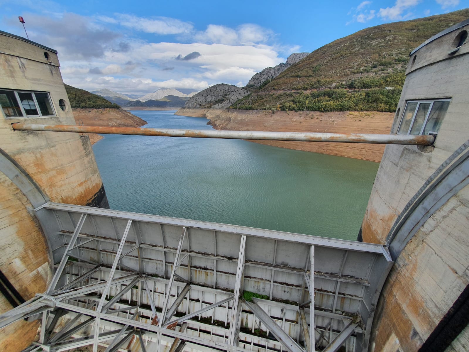 Vista de la presa del embalse de Barrios de Luna. | L.N.C.