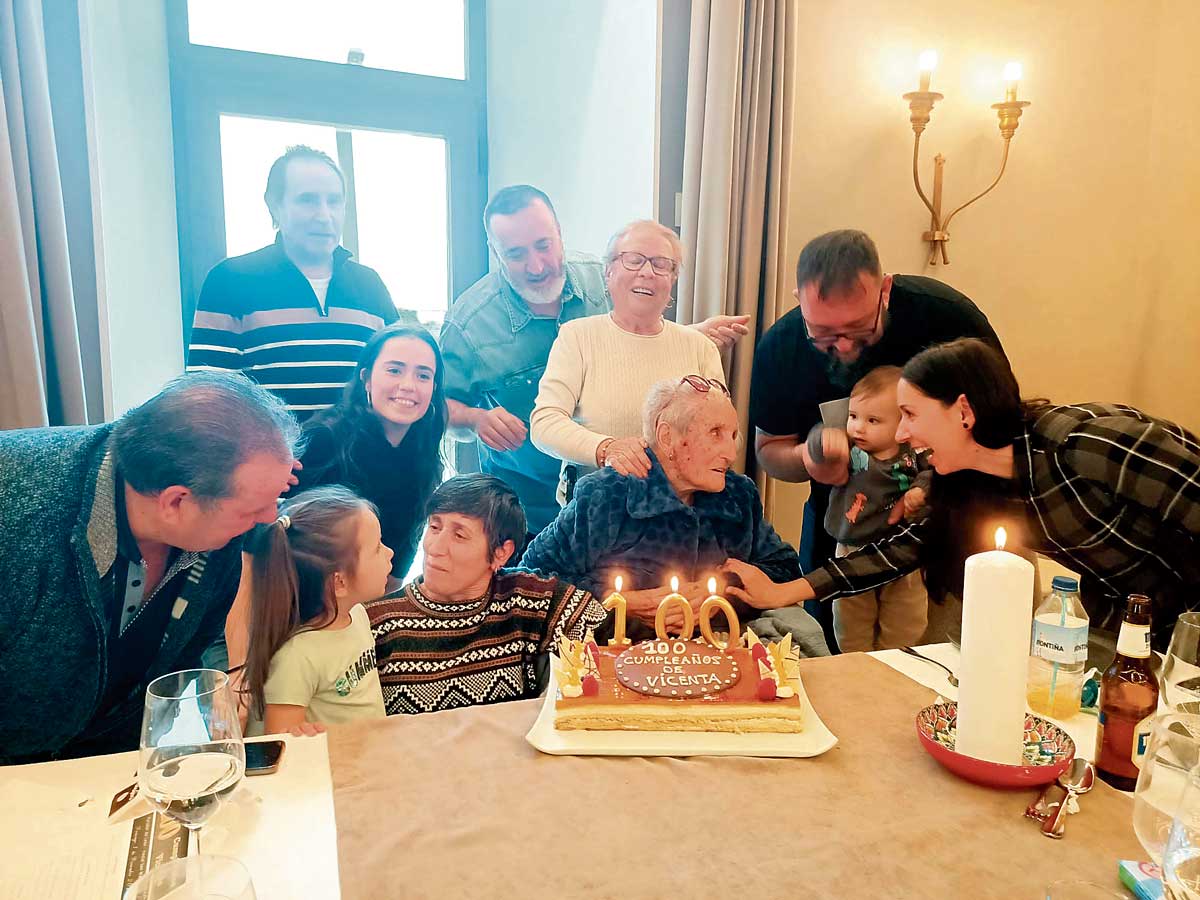 Vicenta ha celebrado sus cien años rodeada de su familia. | L.N.C.