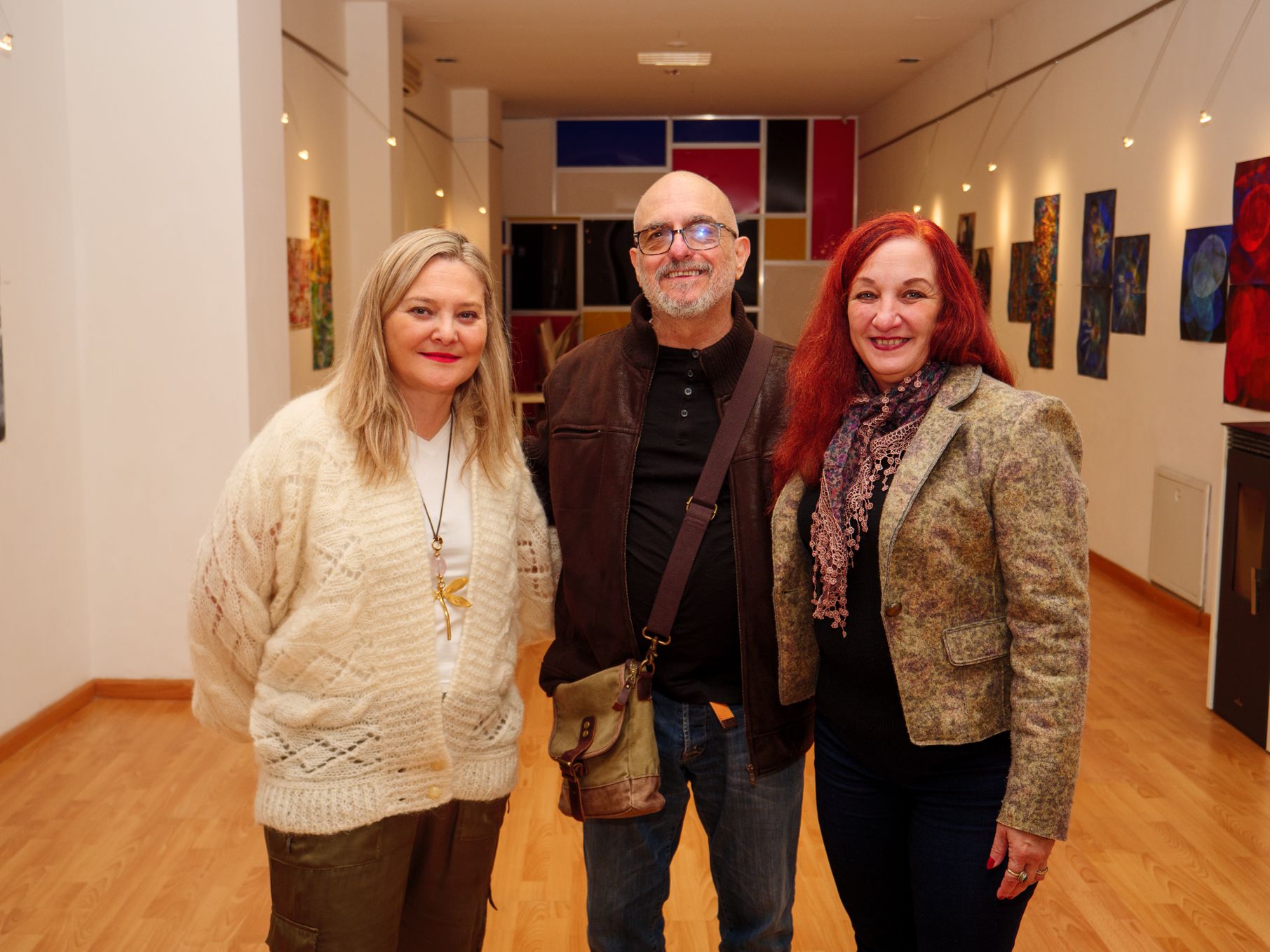 La directora de la galería, Gema, junto a Rolando Paciel, director de 7 Plus One, y Silvia Mediana, directora de ACA. | V. G.