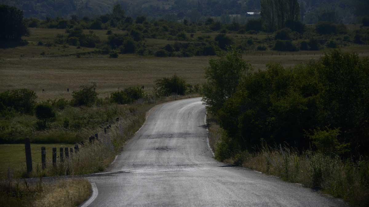 Una de las carreteras de la red provincial en el norte de León. | MAURICIO PEÑA