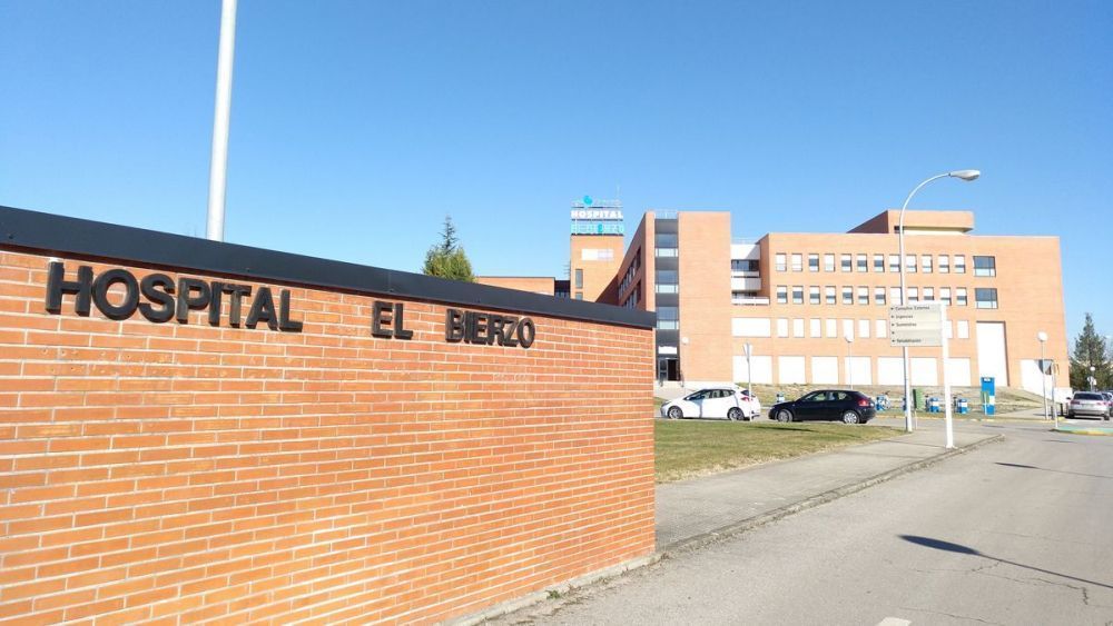 Entrada del Hospital El Bierzo, desde donde tendrán incidencia en el tráfico las obras.