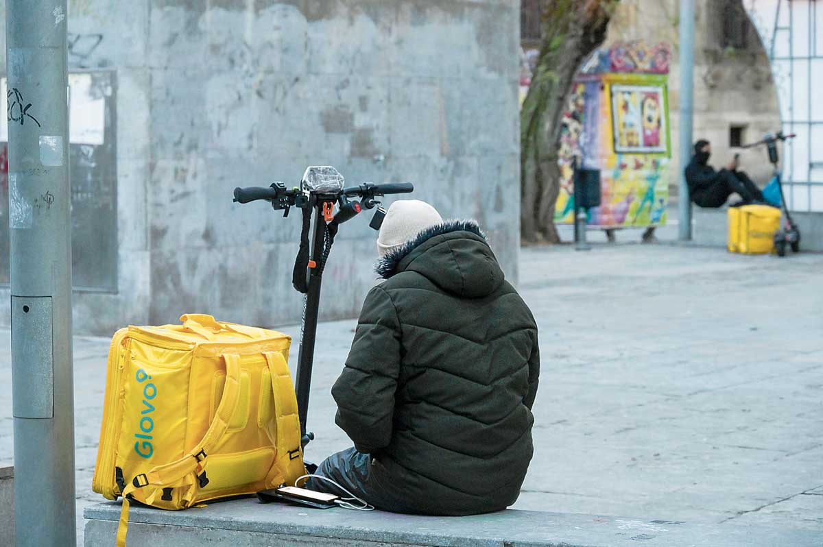 Los autónomos actuales de Glovo esperan que el sueldo sea la más beneficiosa de sus condiciones: "En otros trabajos generas aunque estés parado, aquí no". | MAURICIO PEÑA