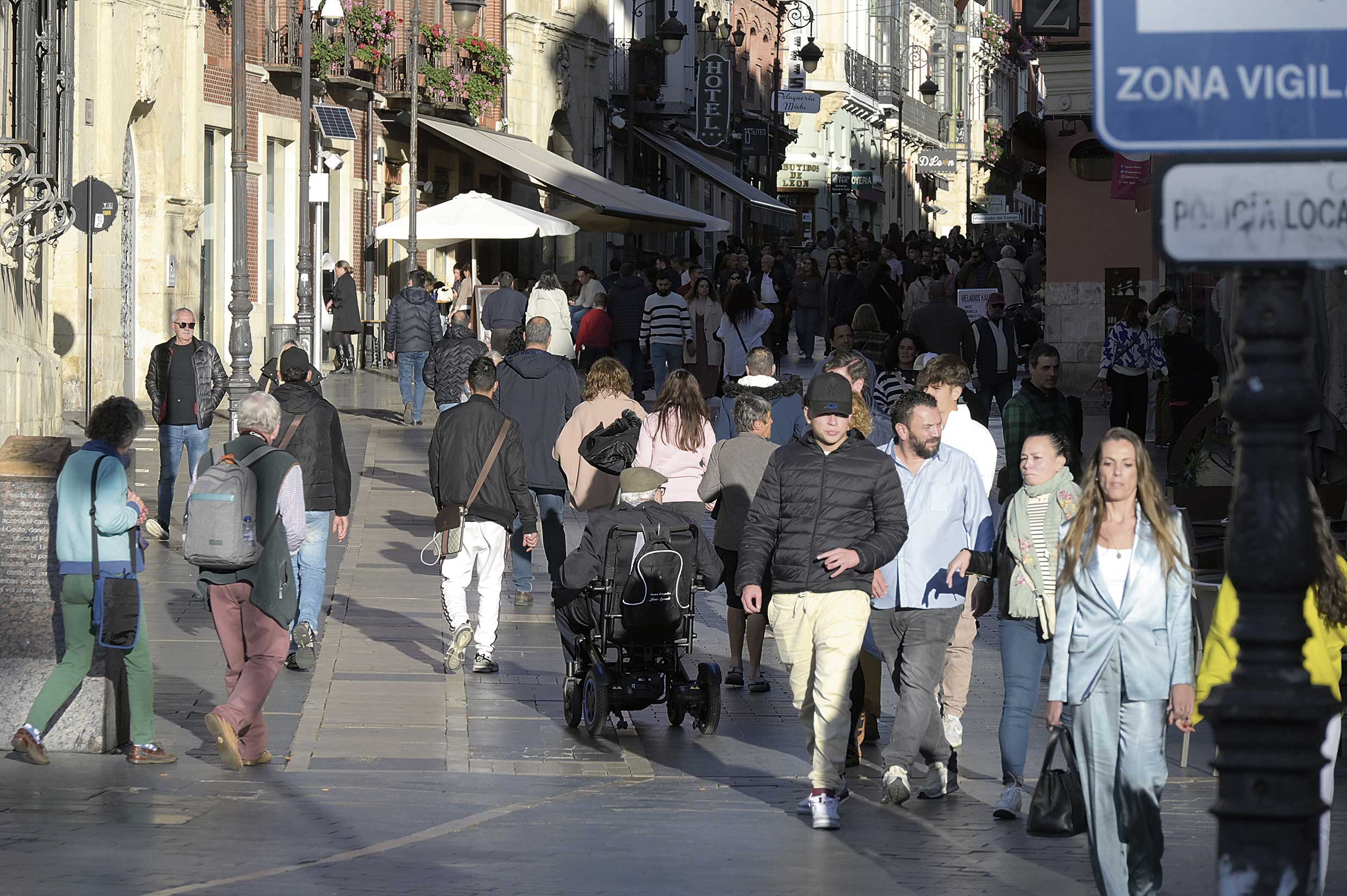 El turismo madrileño se ha incrementado desde la llegada del AVE a León. | MAURICIO PEÑA