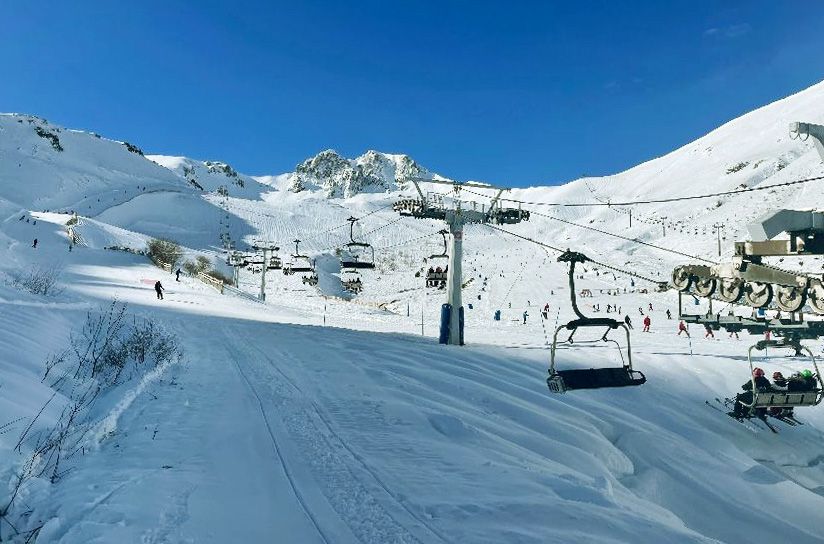 El inicio de la nueva temporada de esquí sigue pendiente de la llegada de la nieve a las instalaciones. | L.N.C.