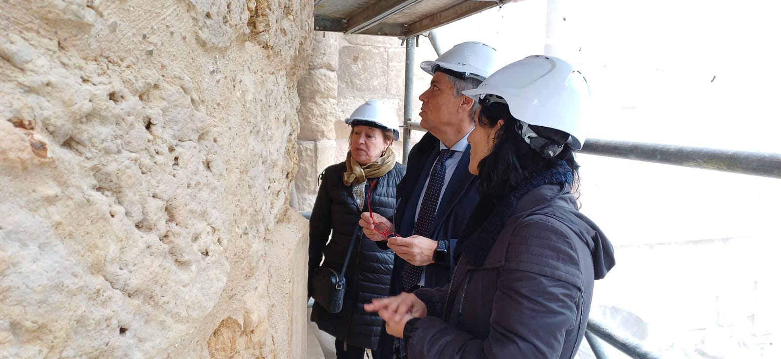 El delegado de la Junta visita las obras de restauración de la iglesia del Mercado de León. | L.N.C.