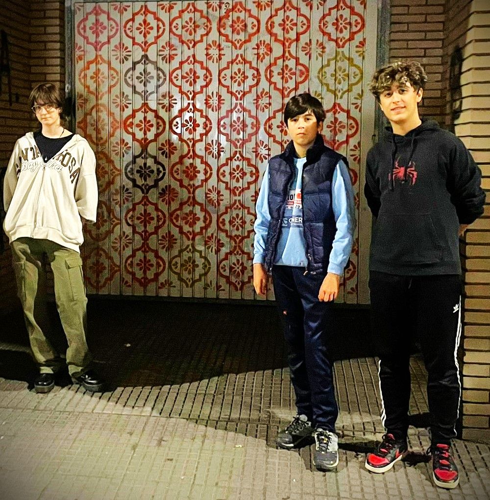 Celia, Lucas y Álvaro, de primero y segundo de ESO y segundo de Bachillerato, pintado el mural.  | L.N.C.