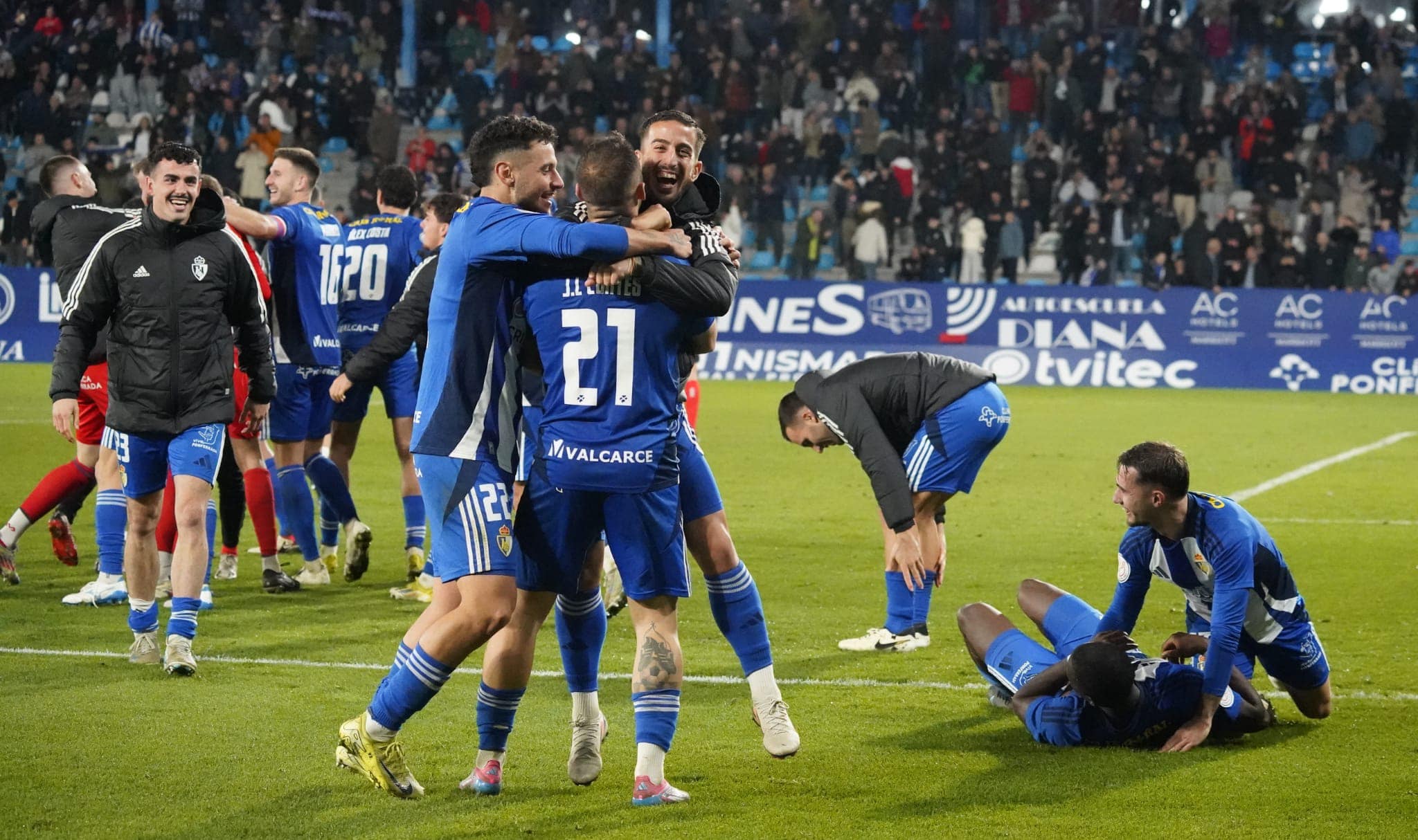 Plantilla de la Ponferradina celebrando el pase de Copa ante el Castellón. | SDP