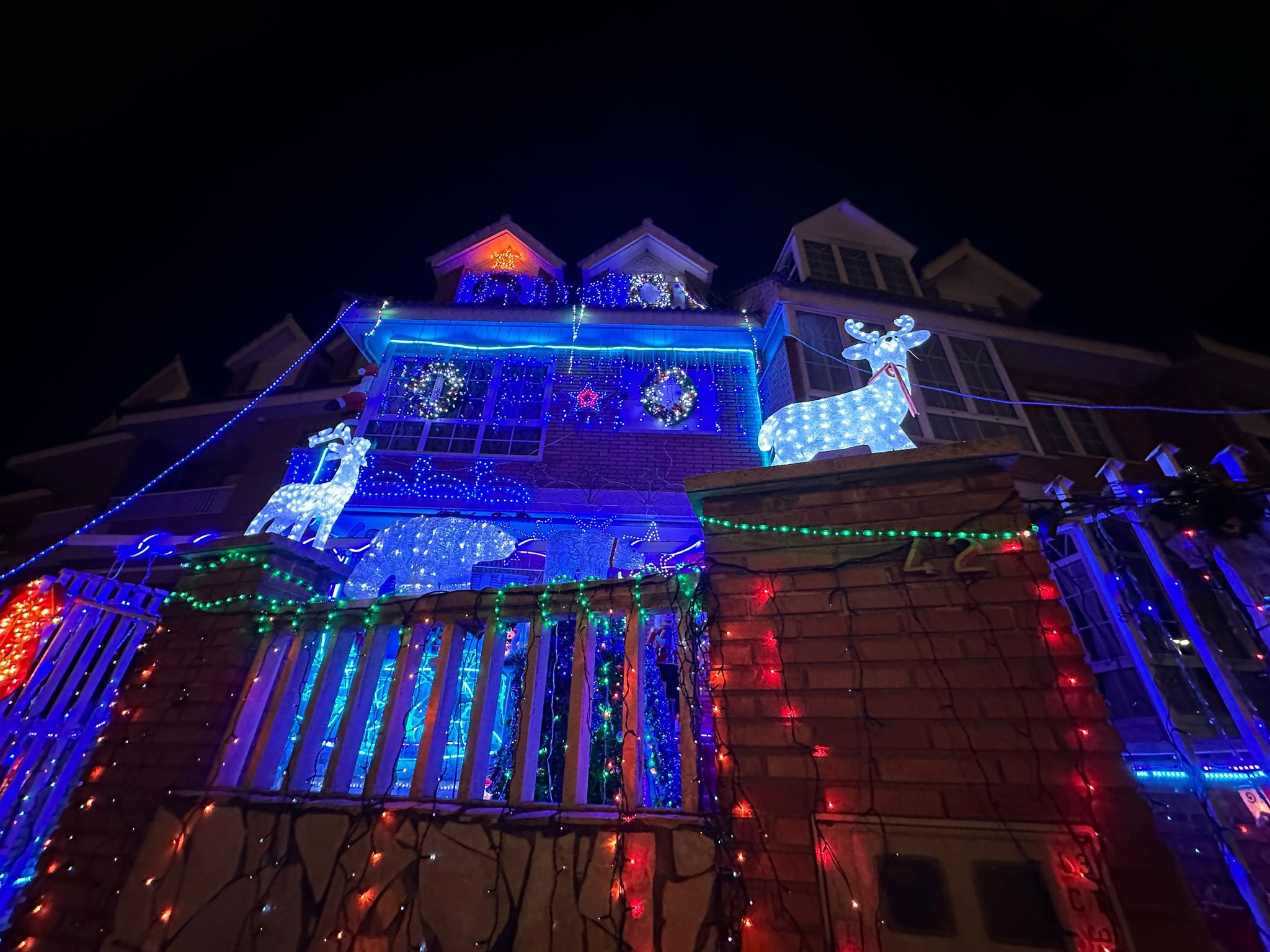 La 'Casa de la Navidad' de Trobajo del Camino ha encendido su gran decoración un año más. | L.N.C.