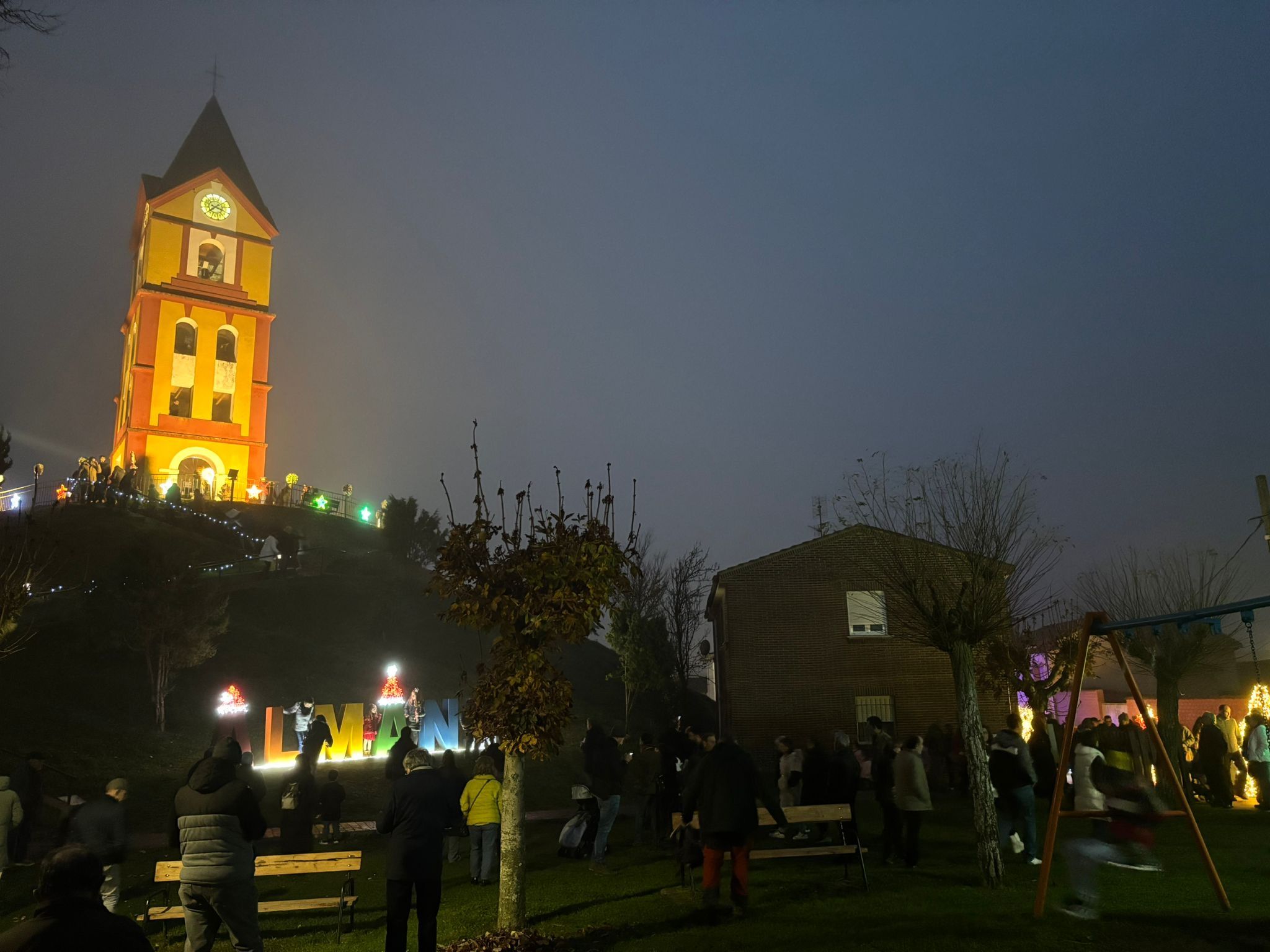 Las inmediaciones de la torre del reloj de Almanza en un día de este puente de diciembre. | L.N.C.