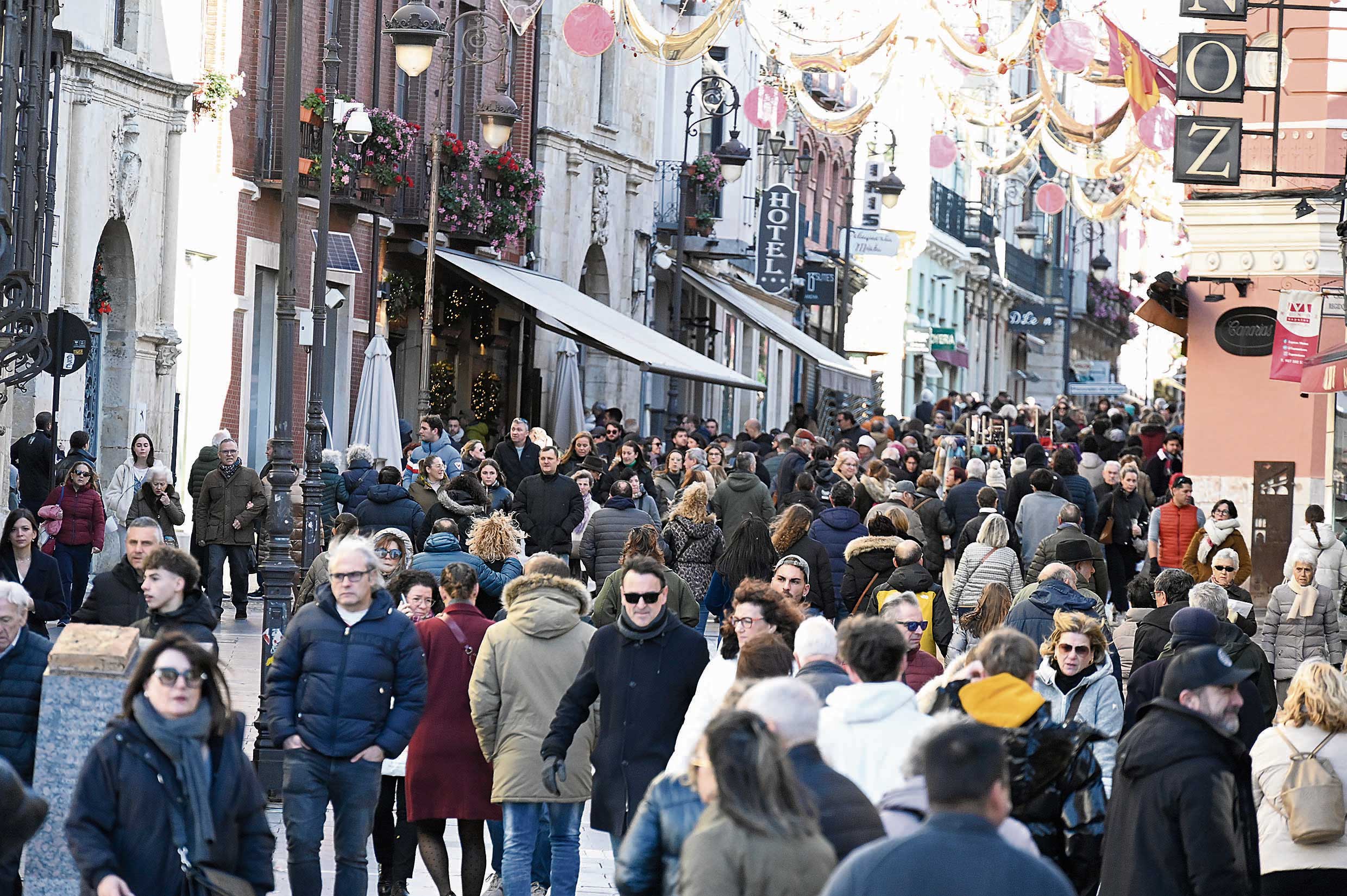 El turismo está llenando las calles de León capital durante este puente de diciembre. | SAÚL ARÉN