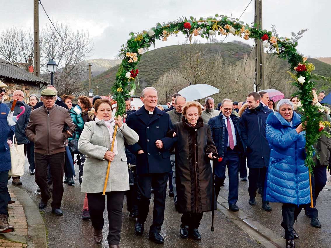  José Vicente hizo un recorrido similar al realizado hace 50 años bajo el arco de flores. | L.N.C.