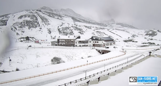 La estación de esquí de San Isidro, con una fina capa de nieve este domingo. | SAN ISIDRO.NET