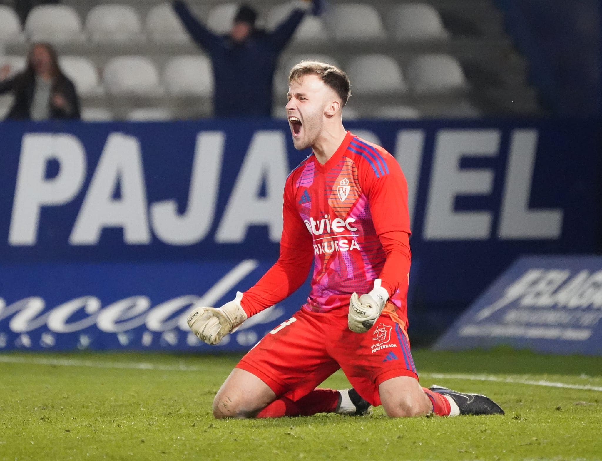 Ángel fue el auténtico salvador en la tanda de penaltis ante el Castellón con dos paradas para remontar el resultado. SDP