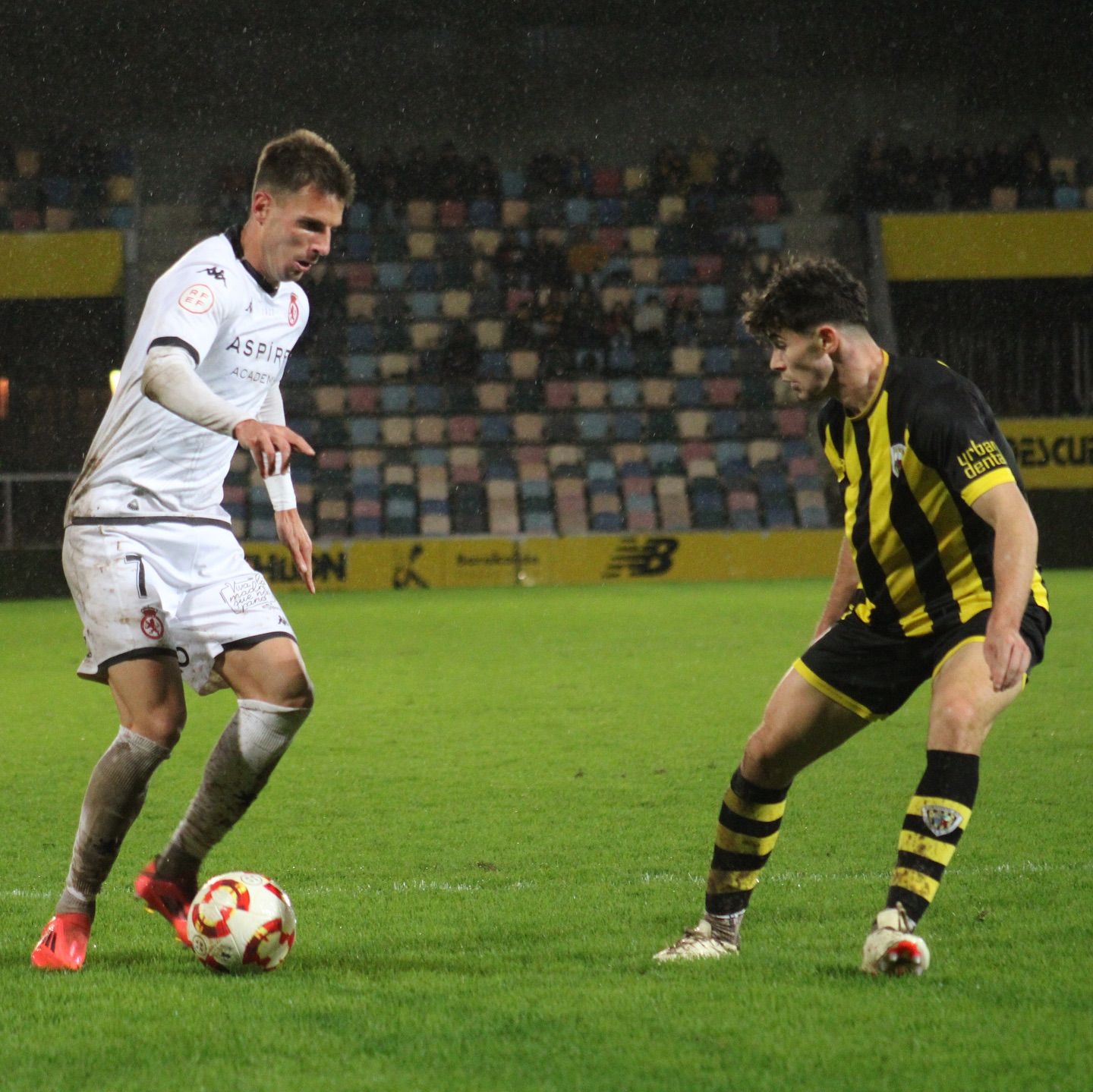 Calderón intenta encarar al defensor delBarakaldo durante el choque de este domingo en Lasesarre.  CYD