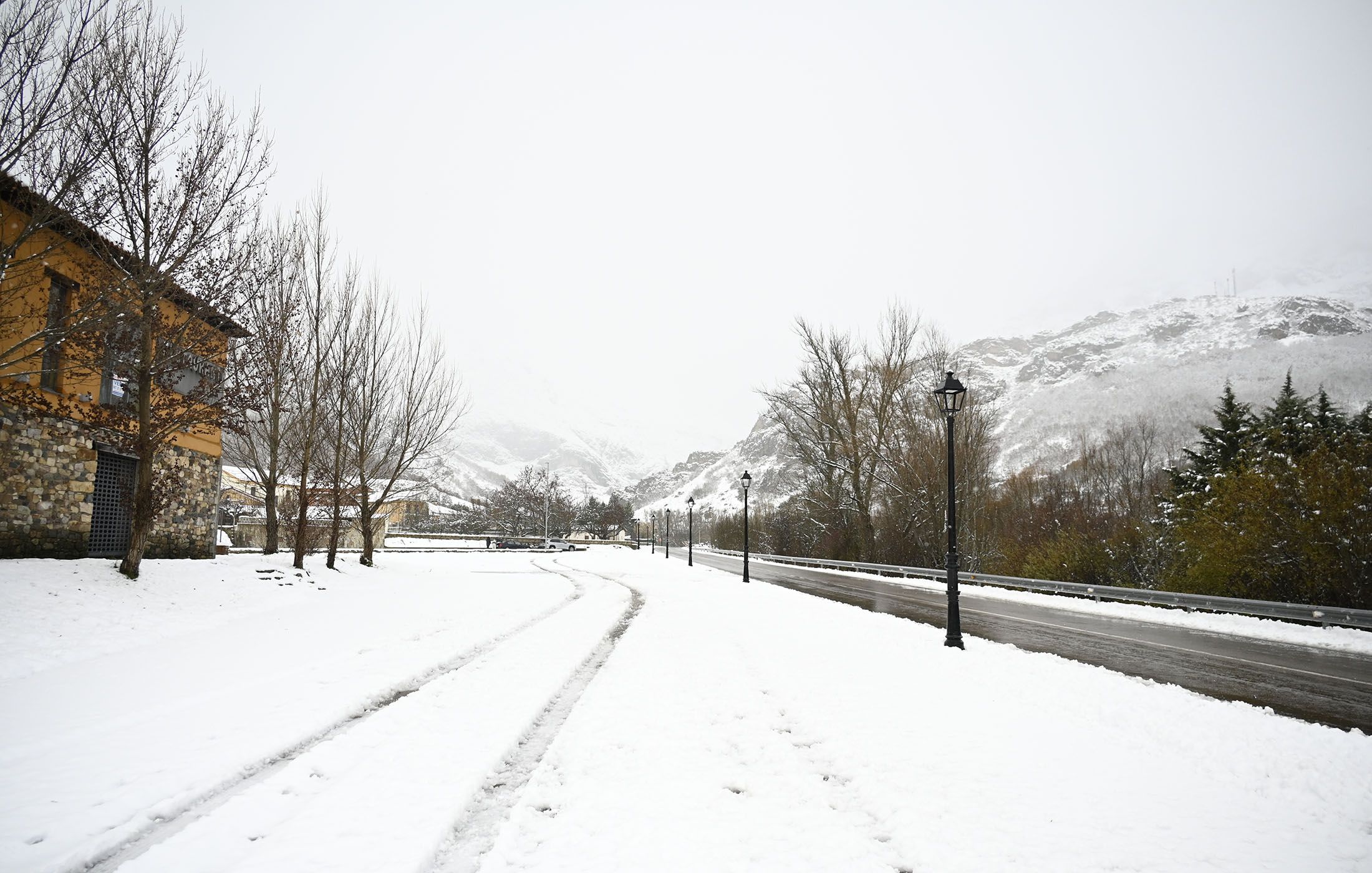 Nieve caída este puente de diciembre en la provincia de León. | SAÚL ARÉN