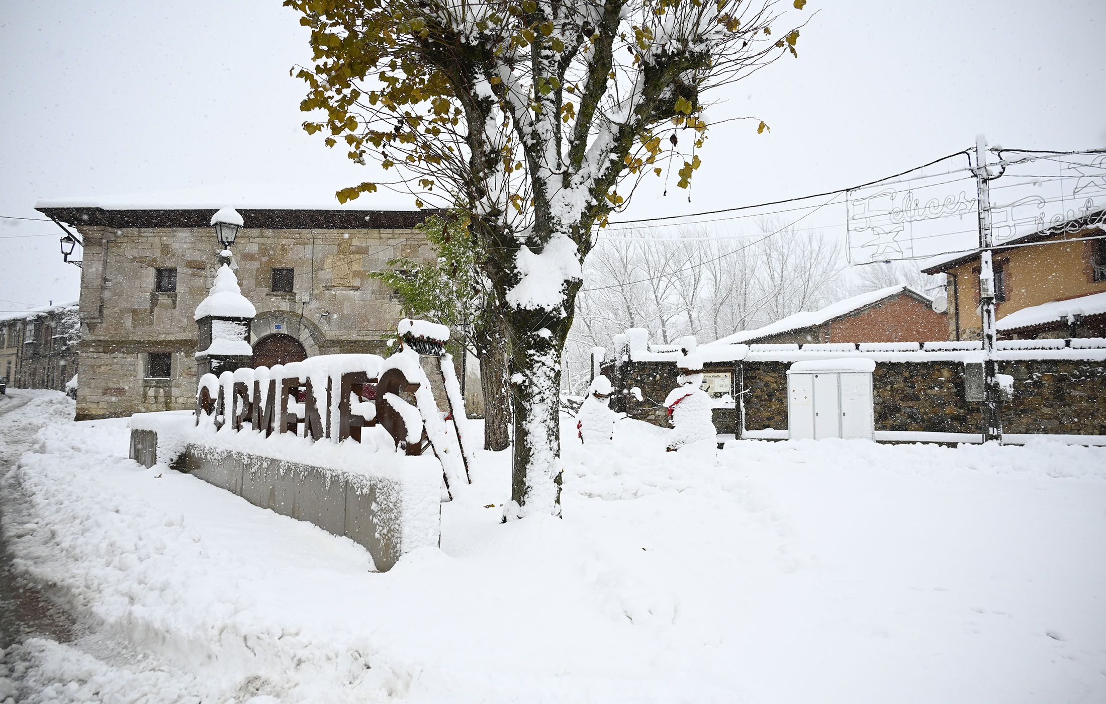 Imagen de archivo de la última nevada en León. | SAÚL ARÉN