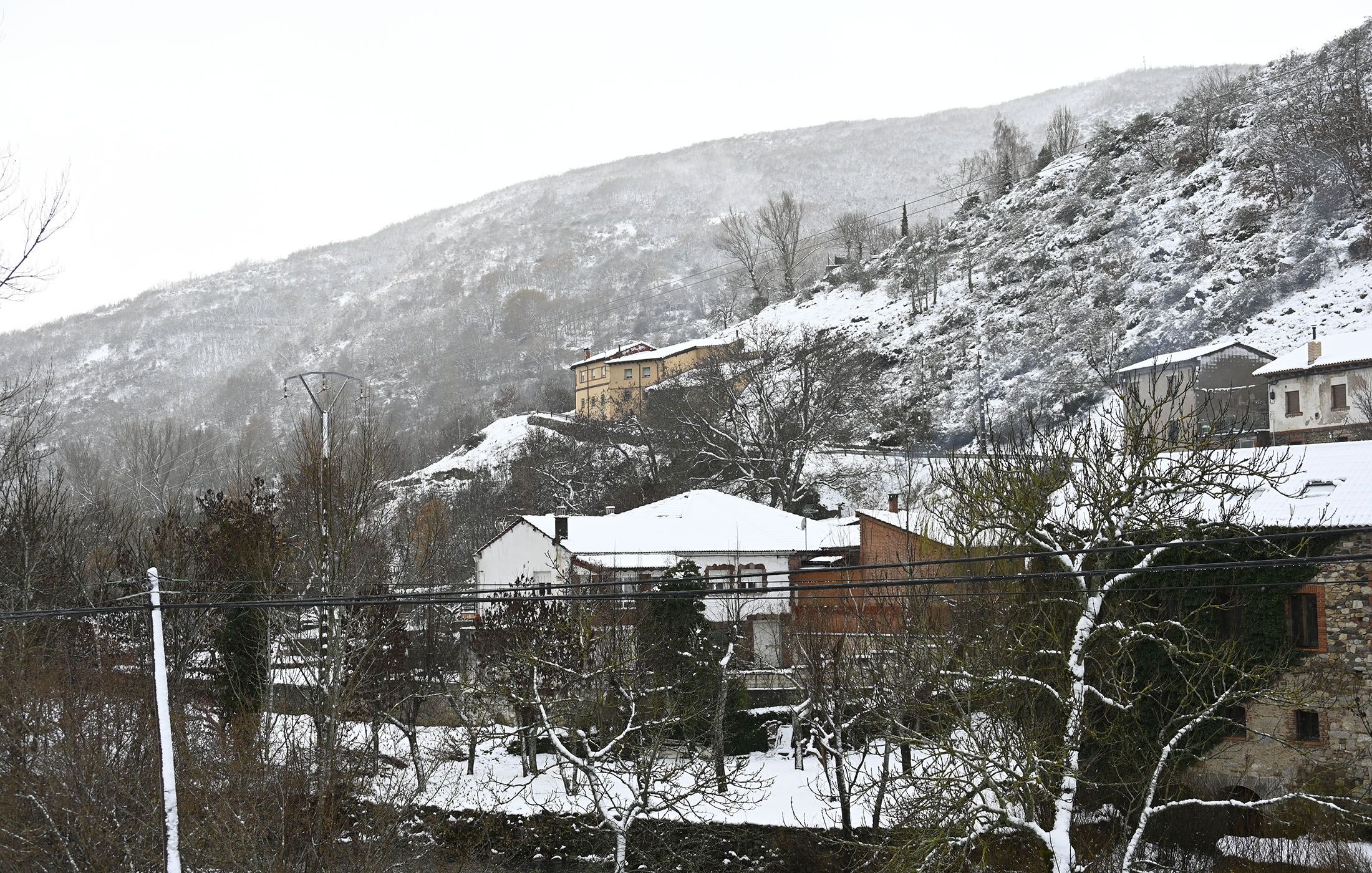 La nieve comenzó a caer en León este sábado. | SAÚL ARÉN