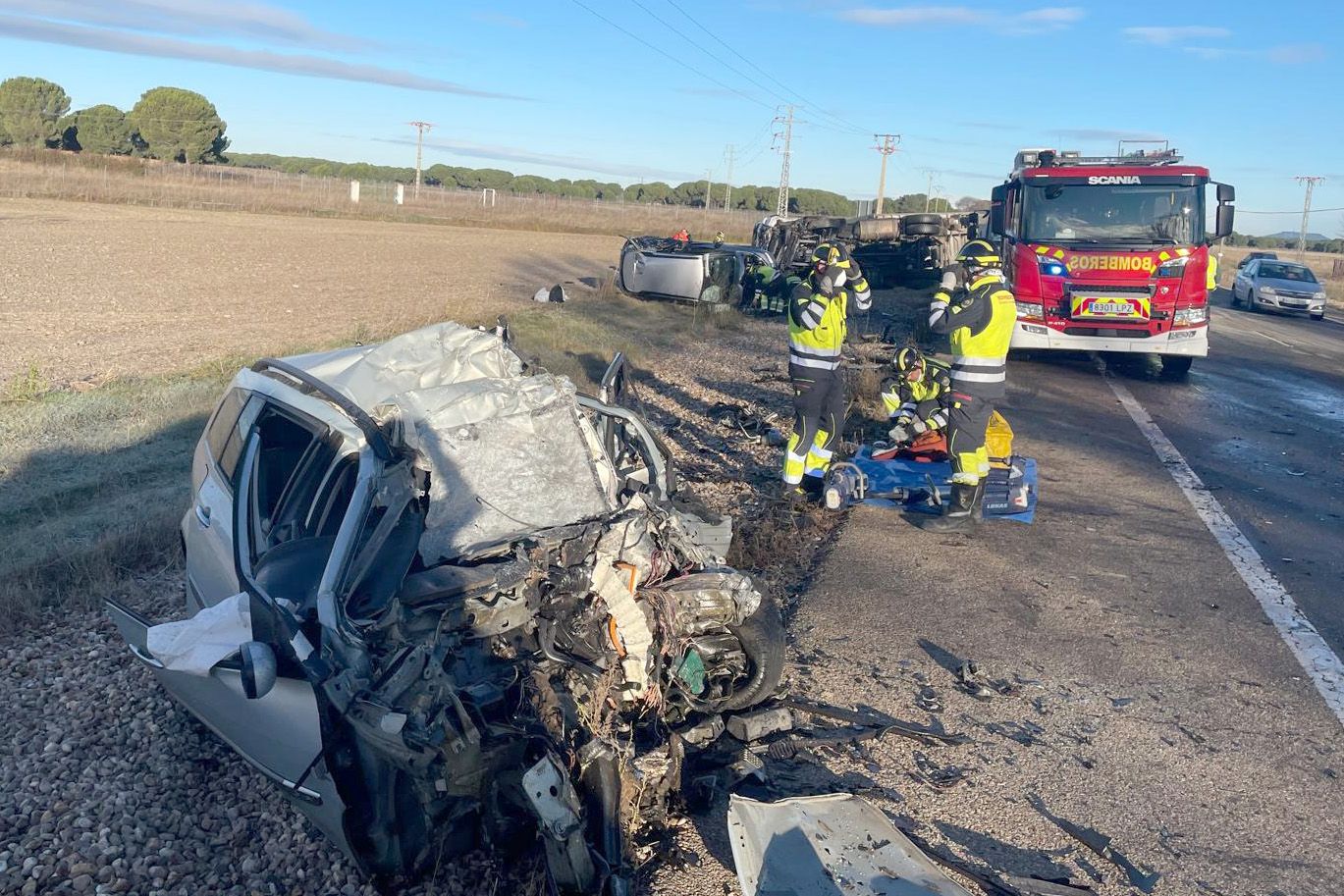 Un muerto en el accidente de un camión y dos coches en la N-601 en Valladolid. | ICAL