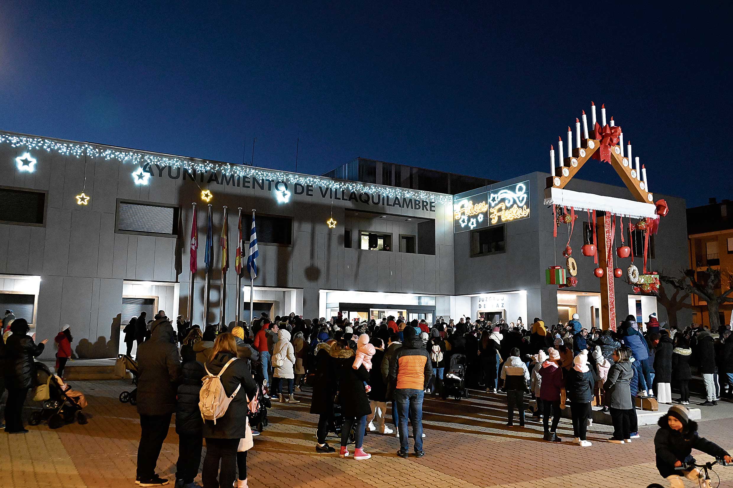 Encendido de las luces de Navidad este lunes en la plaza del Ayuntamiento. | SAÚL ARÉN