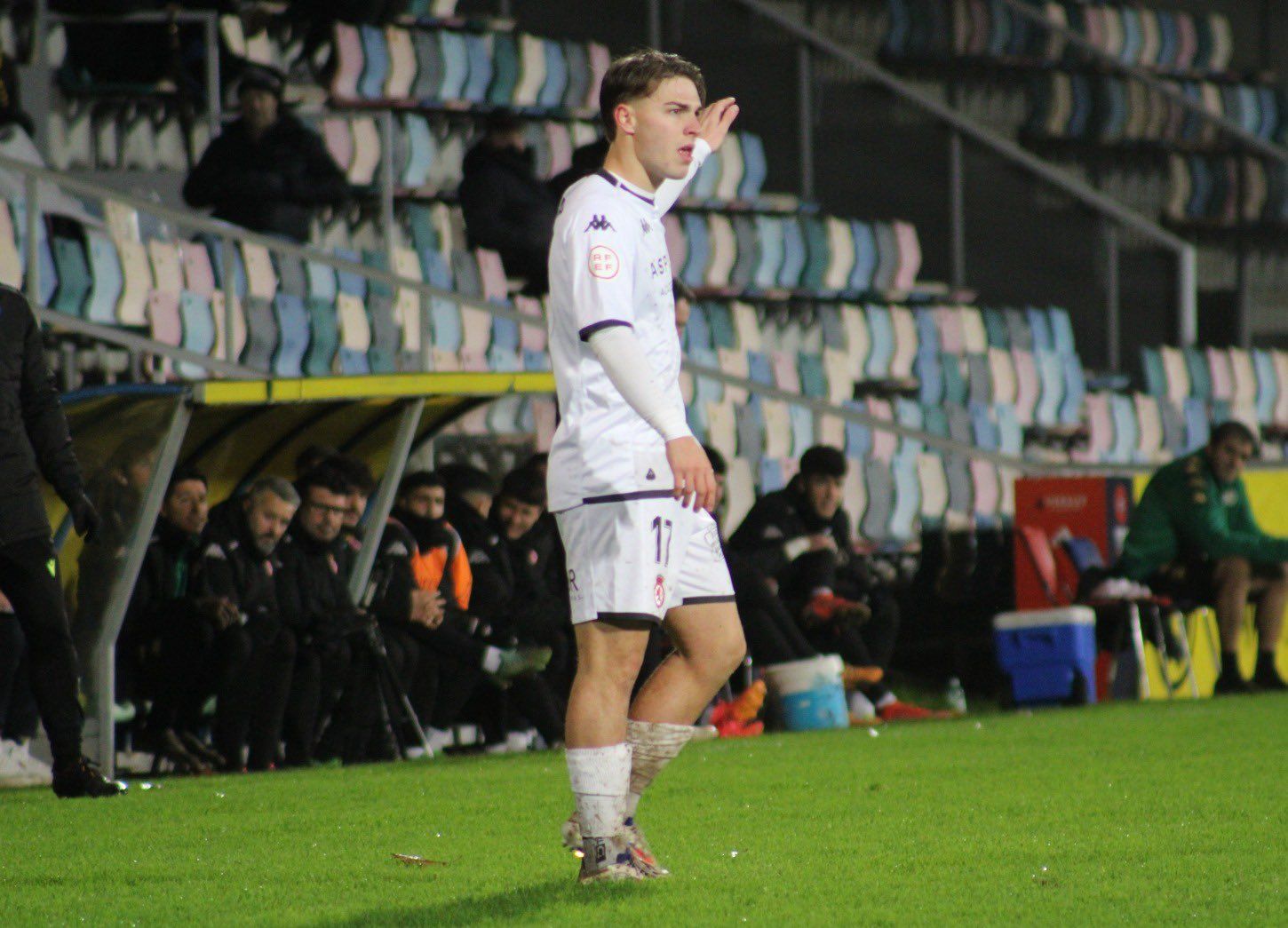 Álvaro Martínez, durante el partido en Lasesarre.  CYD