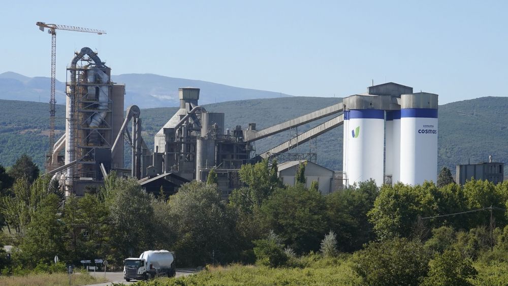 La fábrica de Cementos Cosmos, en Toral de los Vados. | César Sánchez (Ical)