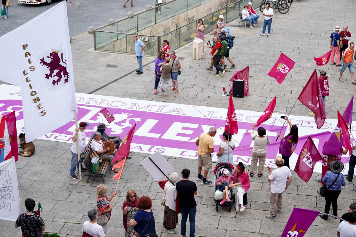 Decenas de leonesistas se concentraron frente al palacio de los Guzmanes el día de la moción. | CAMPILLO (ICAL)