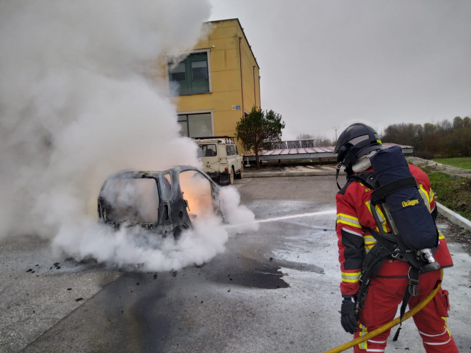 Labores de extinción de los Bomberos de Ponferrada. | BOMBEROS PONFERRADA