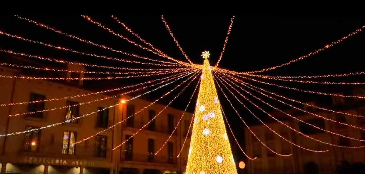 Gran árbol de Navidad ubicado en la plaza Mayor de Astorga.  | AYUNTAMIENTO DE ASTORGA