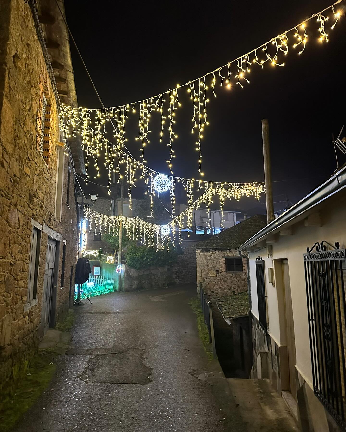 Luces en Librán, pedanía que encendió la Navidad en Toreno.