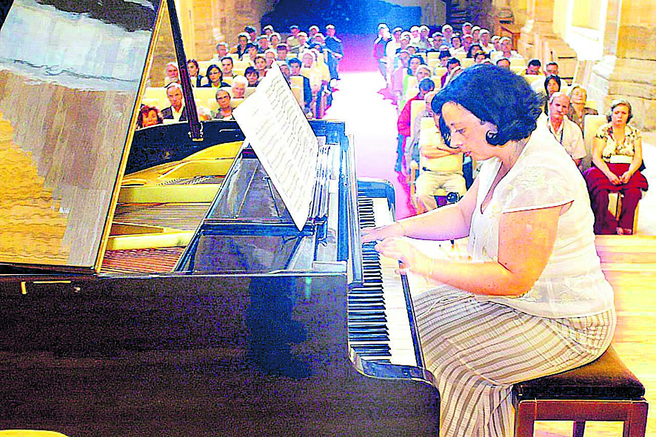 La pianista ‘leonesa’ durante uno de sus conciertos, en este caso en el excepcional marco de Santo Domingo de Silos.