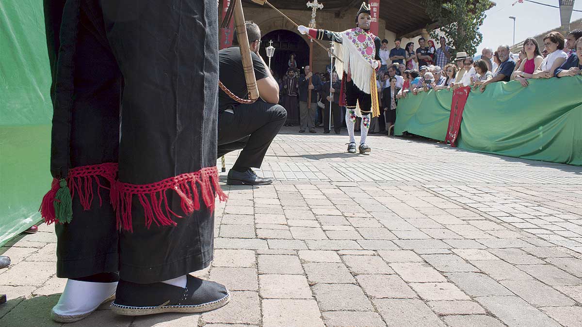 Imagen de la procesión del día del Corpus Christi de Laguna en 2015 con la figura de San Sebatián al fondo. | T. G.