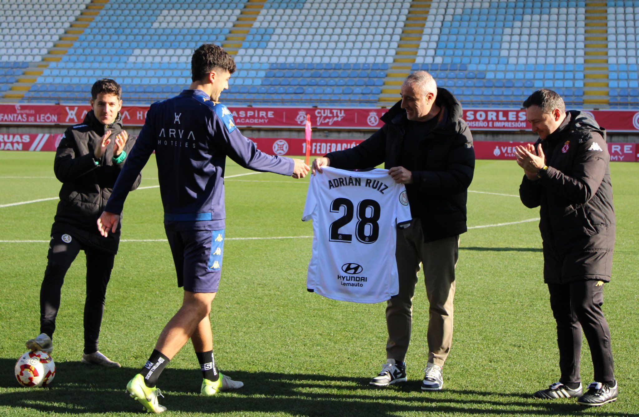 Adrián Ruiz recibe de Ballesteros, ante Odei y Llona, la camiseta de su debut con el primer equipo de la Cultural. CYD