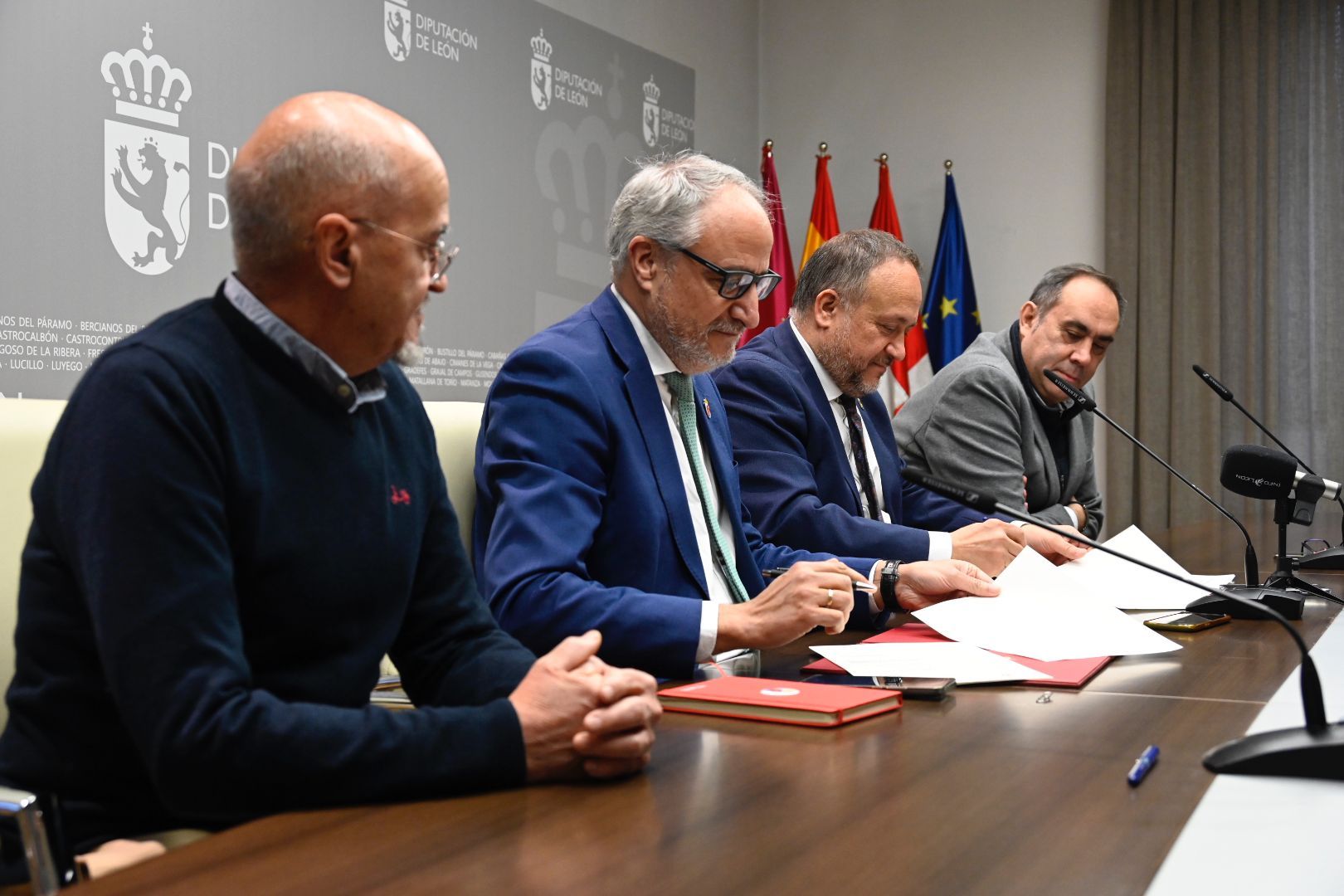 Firma del convenio entre Diputación de León y Consejo Comarcal del Bierzo. | SAÚL ARÉN