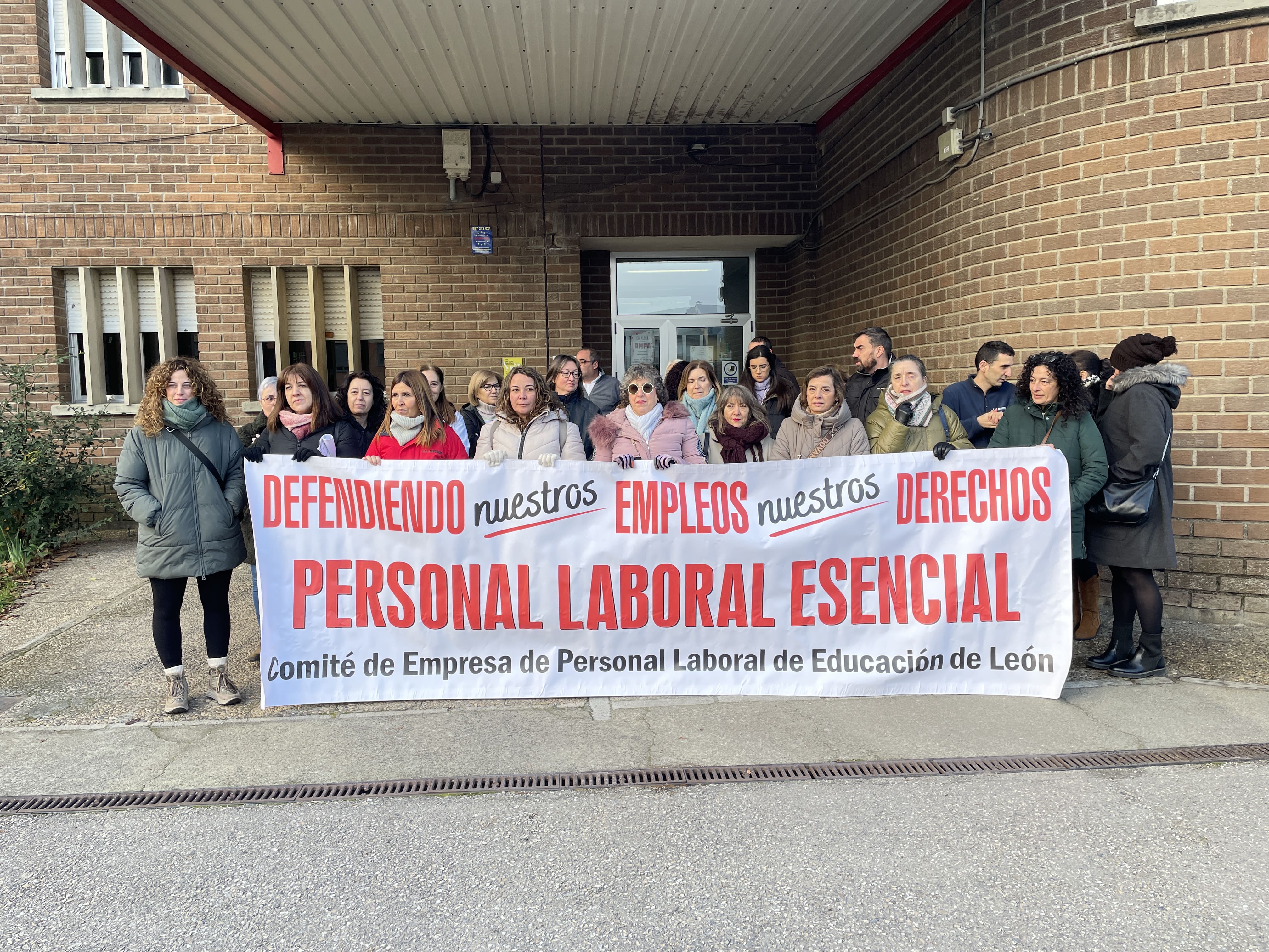 Protesta a las puertas del Colegio de Educación Especial Bergidum, en Fuentesnuevas. | JAVIER FERNÁNDEZ